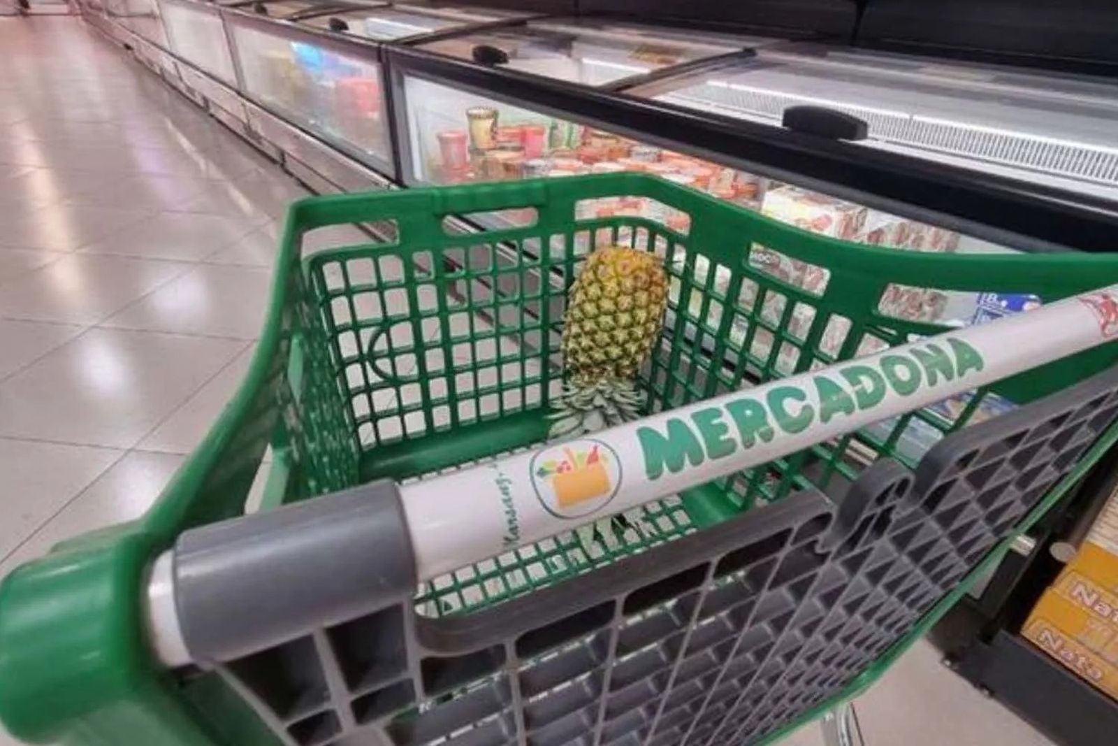 Una piña en un carrito de Mercadona.