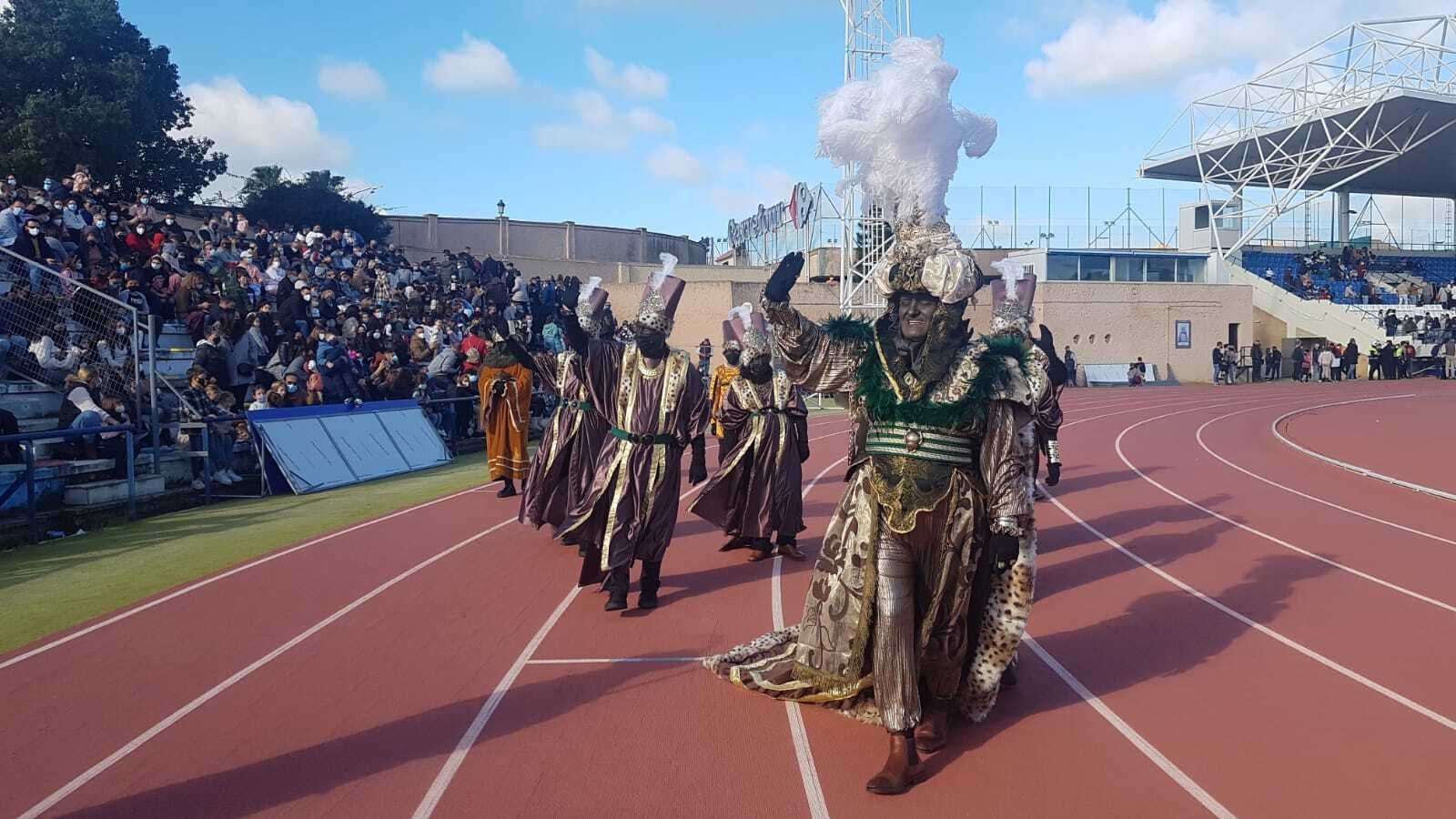 Los Reyes Magos llegan en helicóptero a San Fernando.