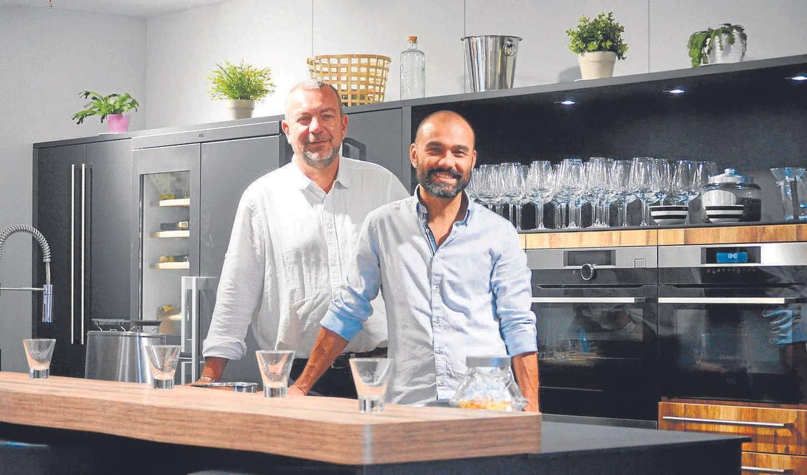 Xavier Candela, director regional de Schmidt España, y Julio Vázquez, responsable de la tienda en Jerez.