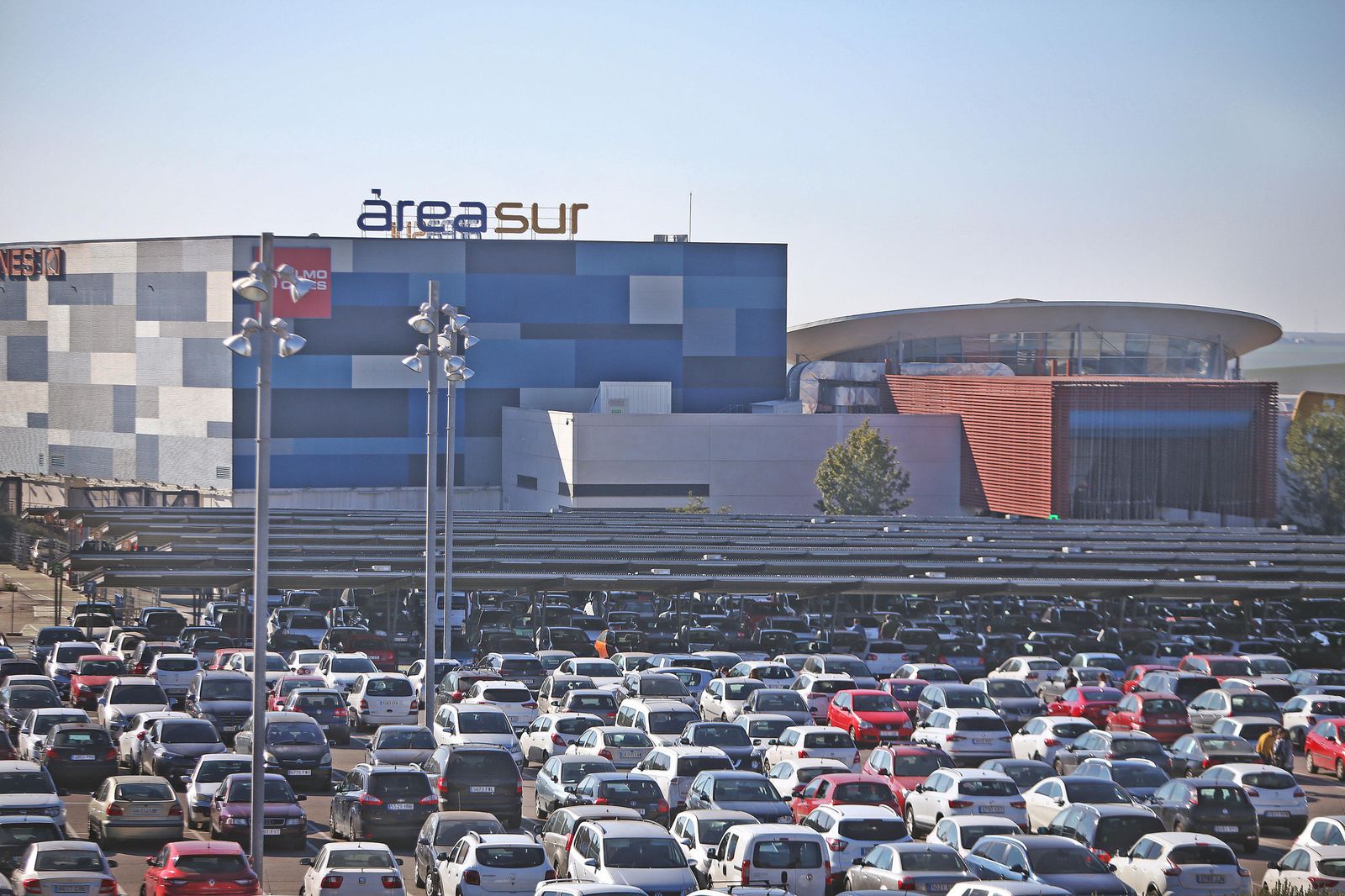 Aspecto que ayer presentaba este lunes la gran superficie comercial Área Sur.