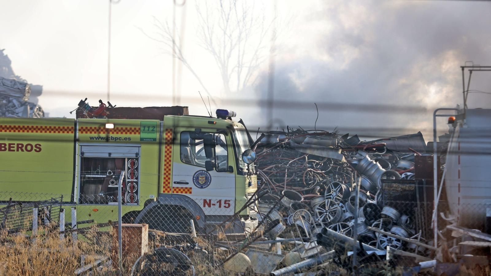 Espectacular incendio en una chatarrería de Jerez
