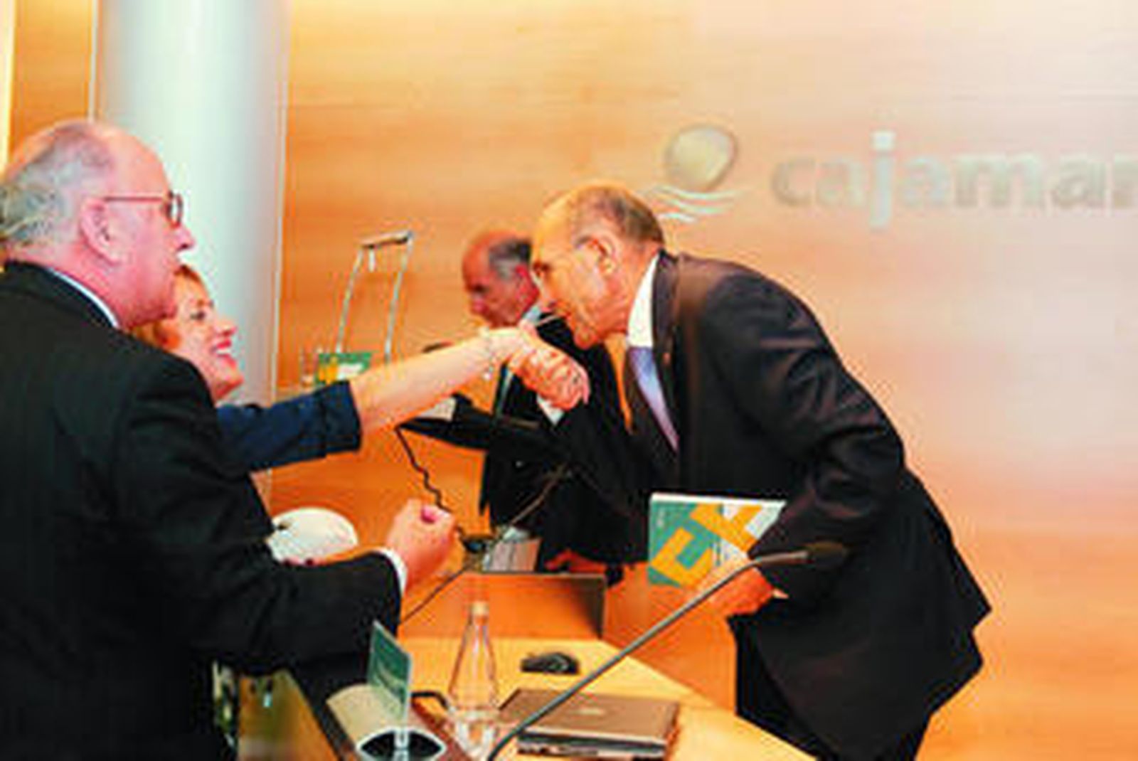 El fundador de Cajamar, Juan del Águila, saluda muy cortés a Carmen Giménez en la última Asamblea.