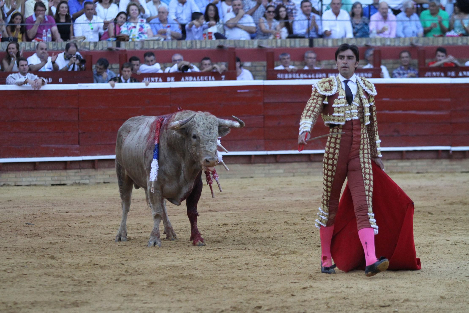 Imágenes de la faena de Miguel Angel Perera en el coso Onubense.