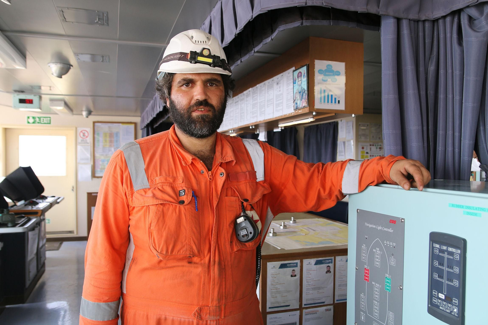 Así se carga en grandes barcos el yeso de Almería para exportarlo al extranjero