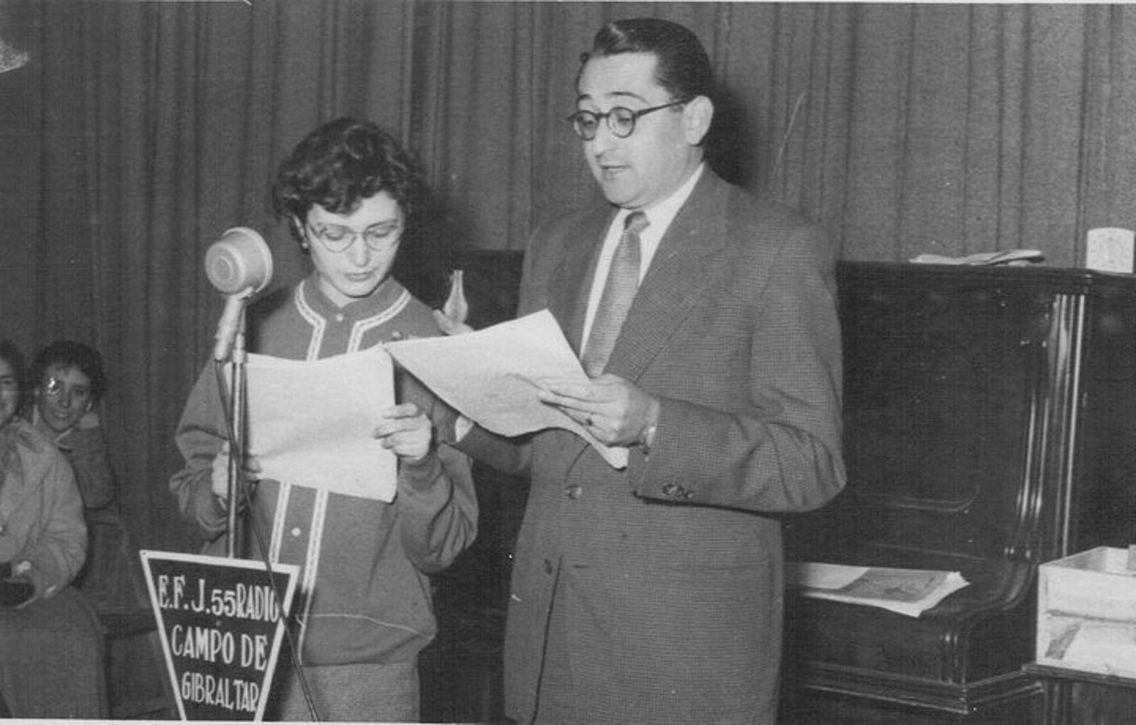 Salvador Carrasco, durante un programa de Radio Juventud en La Línea.