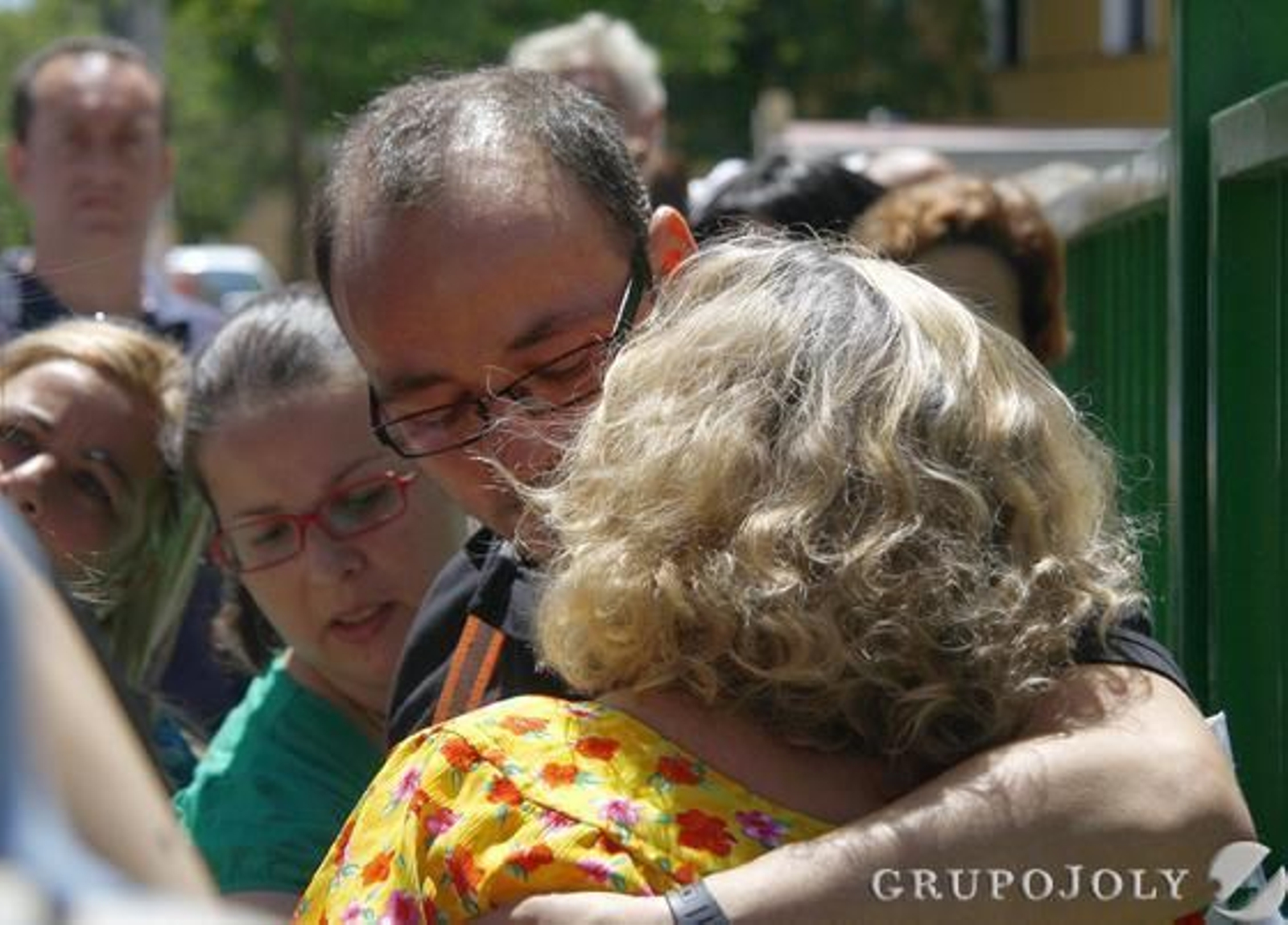 Vecinos desalojados esperan una solución en la calle.

Foto: Belén Vargas