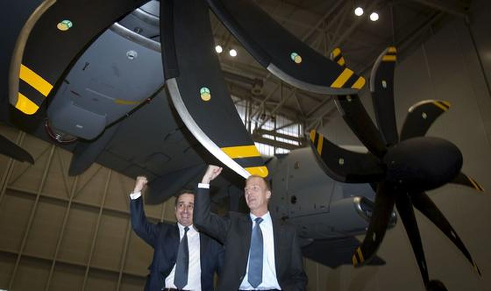 El presidente de EADS, Louis Gallois, acompañado del presidente de Airbus, Thomas Enders y el presidente de la división militar del fabricante europeo de aviones, Domingo Urena-Raso, ha fijado el 31 de enero de 2010 como fecha final para las negociaciones con los gobiernos europeos.

Foto: Agencias/ Jose Ángel García