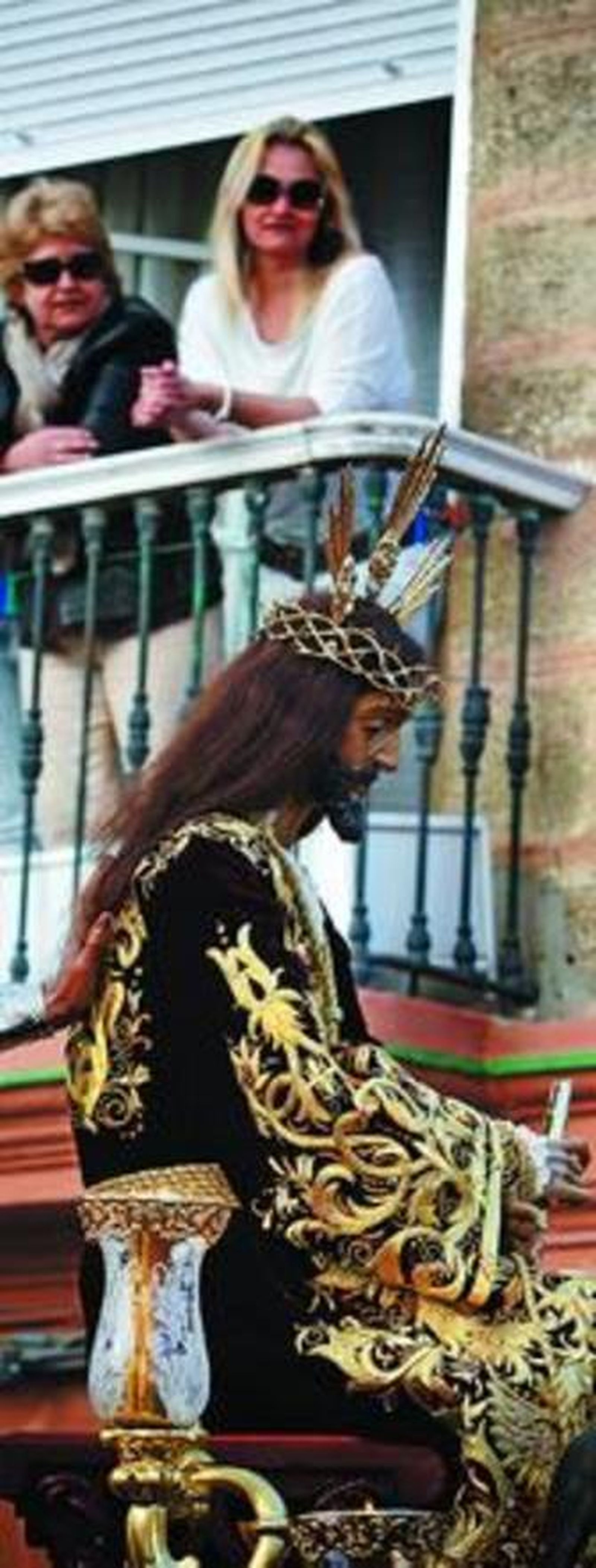 La imagen de Jesús de la Salud a su paso por la calle Plocia.