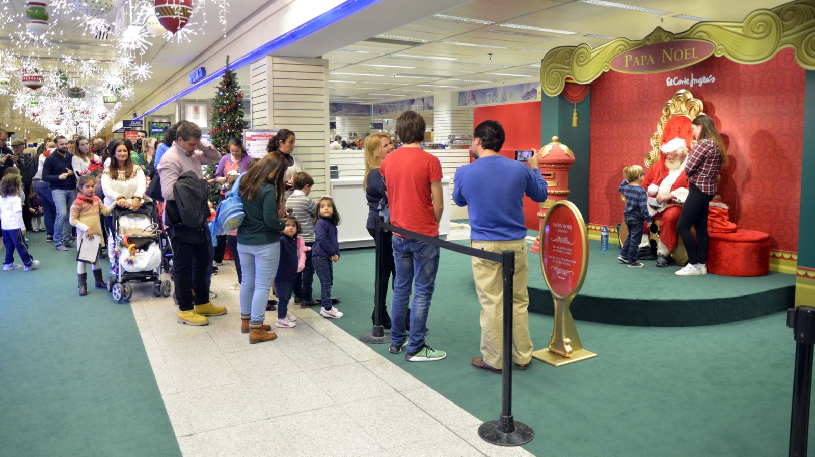 Papa Noel lleva la ilusión de la Navidad a El Corte Inglés
