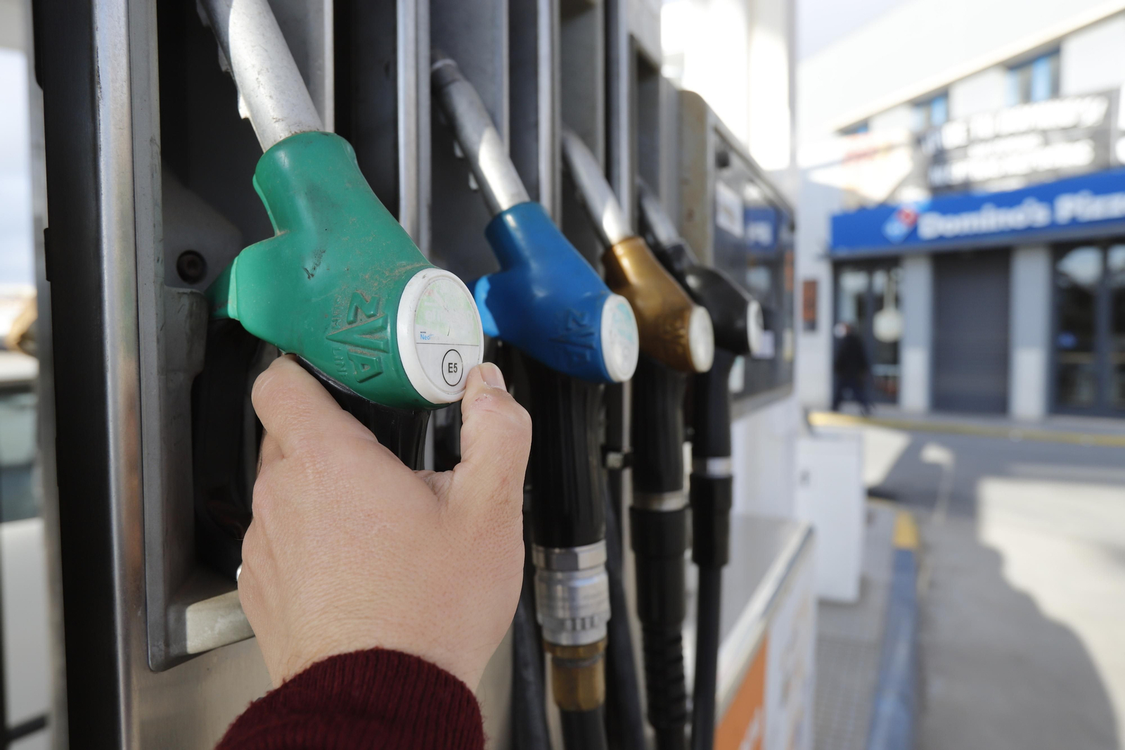 Imágenes de las gasolineras con el descuento de 20 céntimos del Gobierno en el combustible