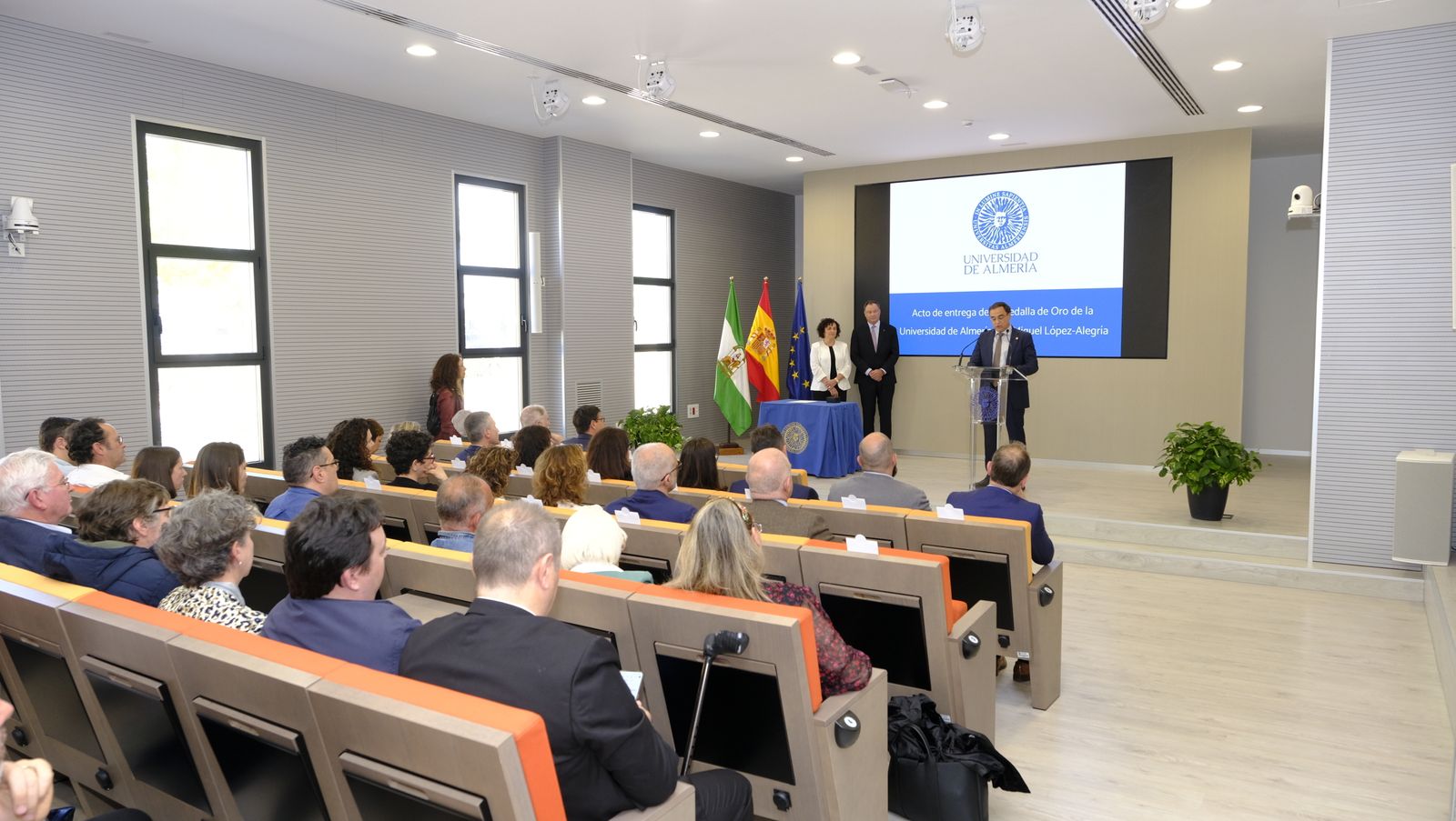 Imágenes de la imposición de la Medalla de Oro de la Universidad de Almería, al astronauta Miguel López Alegría