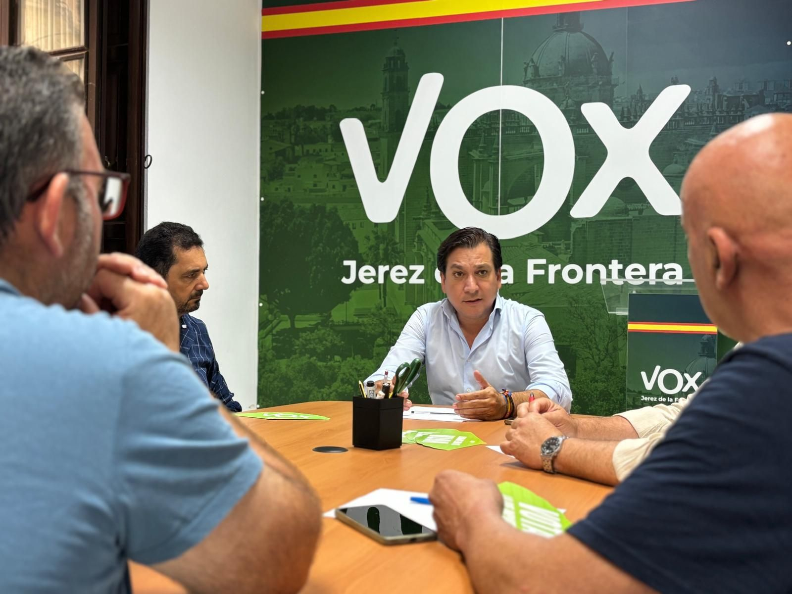 Antonio Fernández, durante la reunión con los afectados.