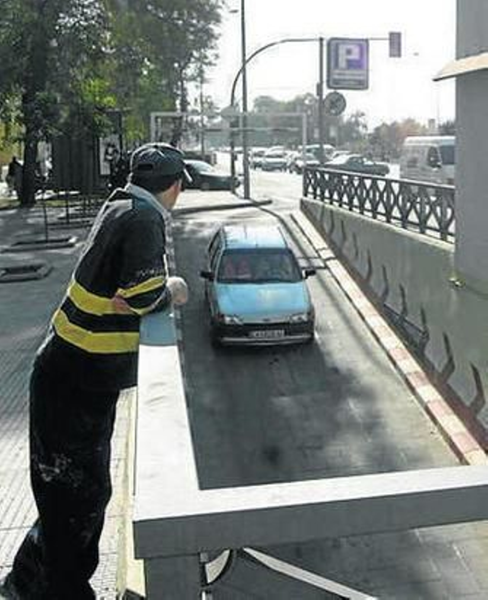 Entrada al parking del Paseo Colón.