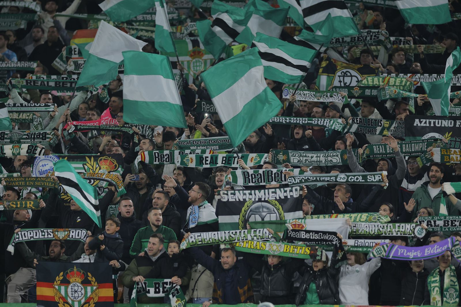 Buscate en las fotos del Betis - Feyenoord