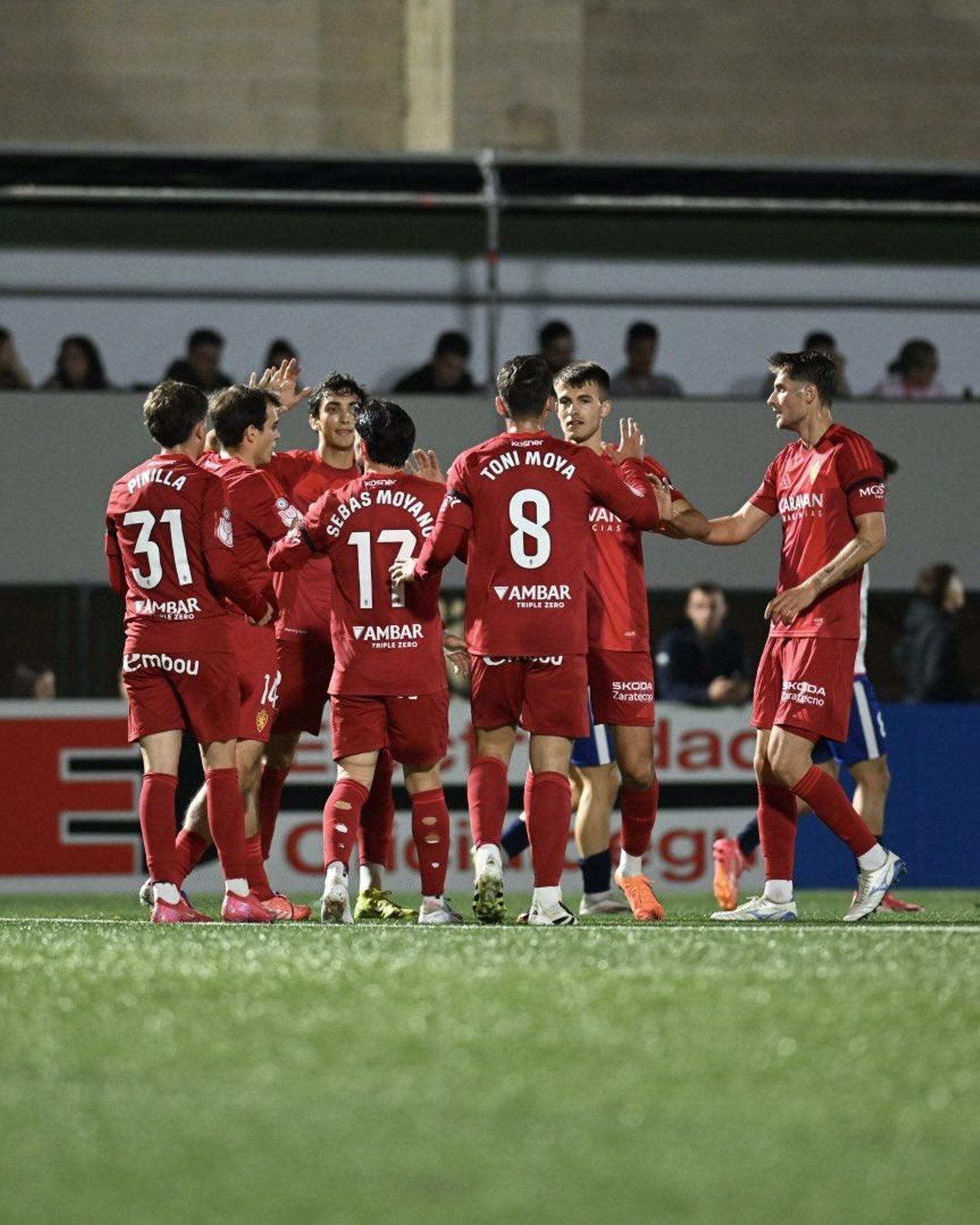 Toni Moya celebrando un gol junto al resto de sus compañeros en el duelo de Copa del Rey.