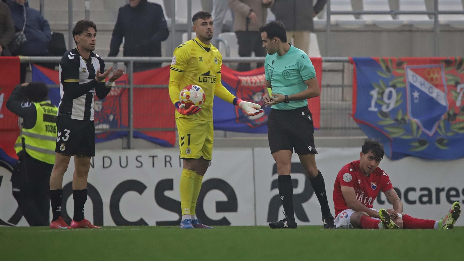 El árbitro, Rafael Soler, junto a Antonio Hermosín, con la cartulina amarilla en la mano
