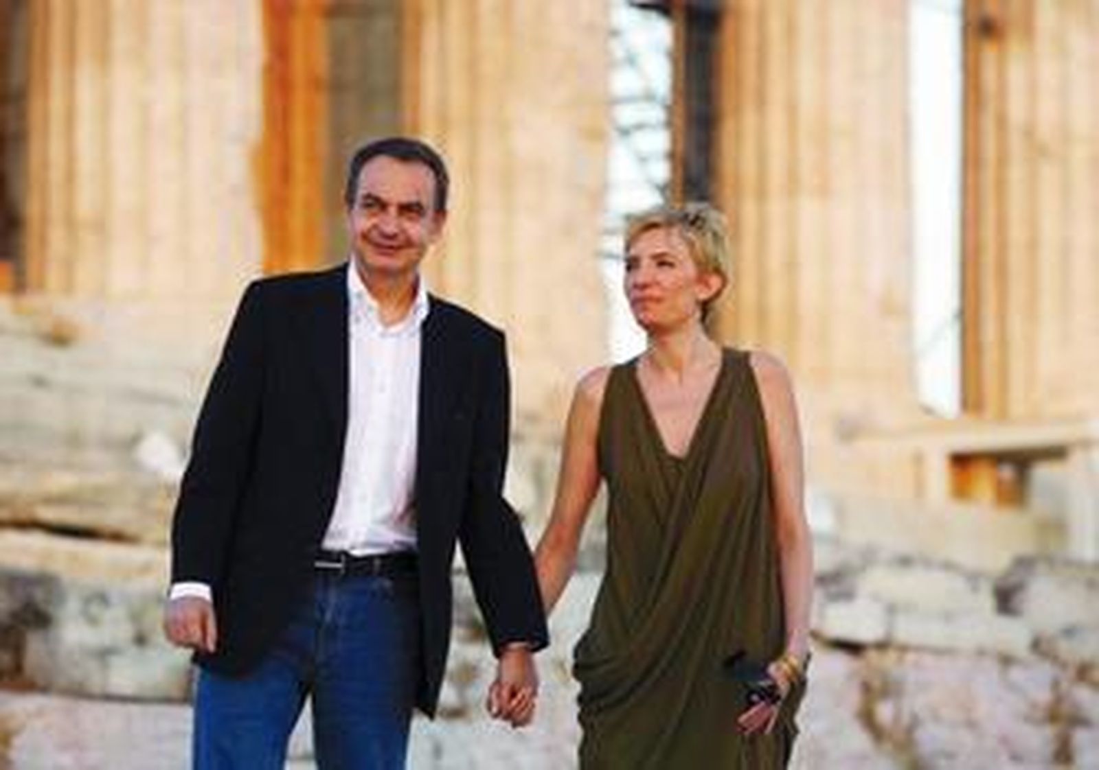 Zapatero y su esposa, Sonsoles Espinosa, posan en las ruinas de la Acrópolis el pasado miércoles.