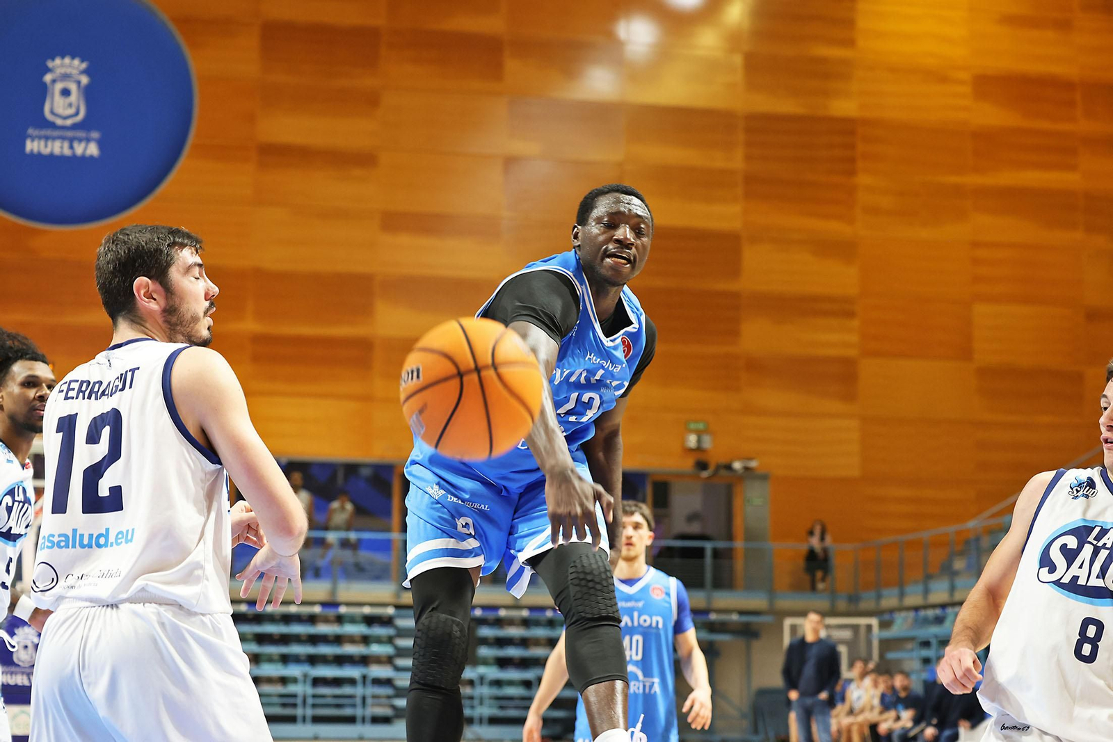 Imágenes del partido de baloncesto entre el Ciudad de Huelva y La Salud Archena