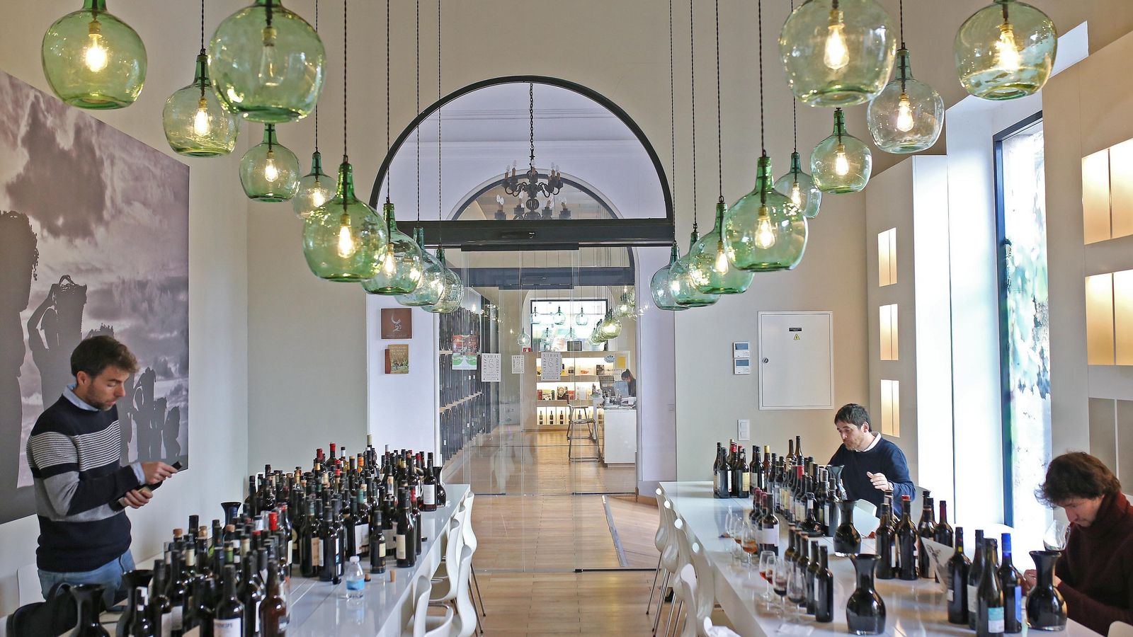 El equipo de cata de Guía Peñín junto a los más de 250 vinos de Jerez valorados.