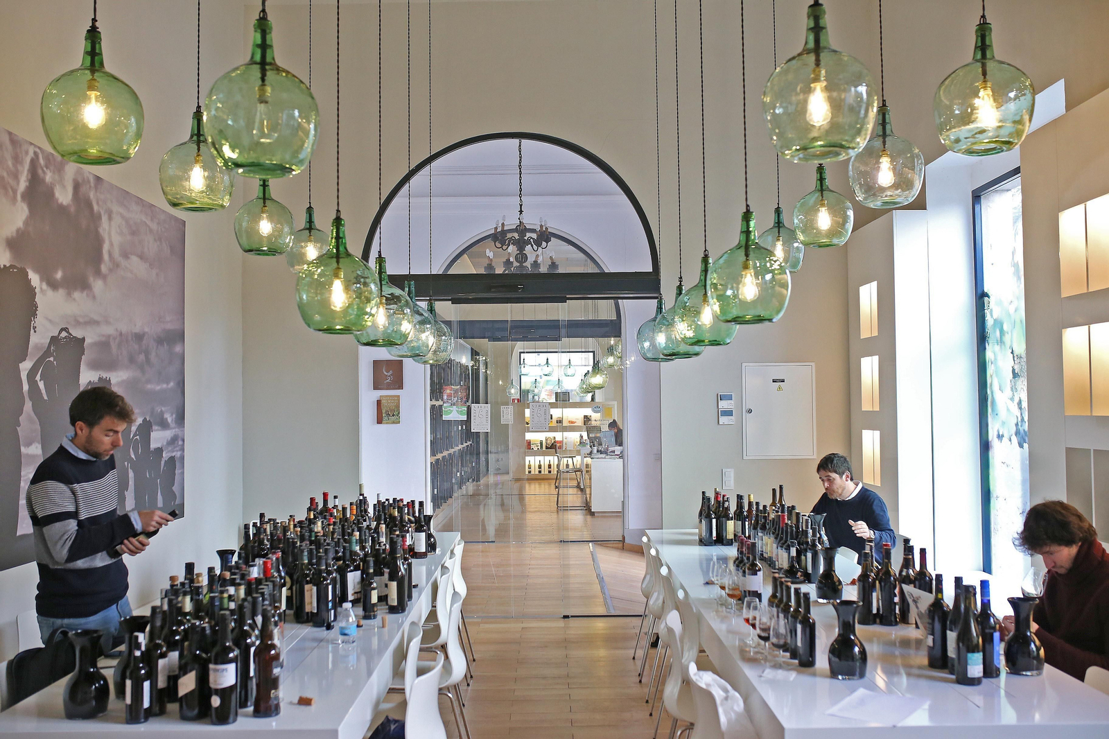 El equipo de cata de Guía Peñín, junto a los más de 250 vinos de Jerez presentados. El equipo de cata de Guía Peñín, junto a los más de 250 vinos de Jerez presentados.