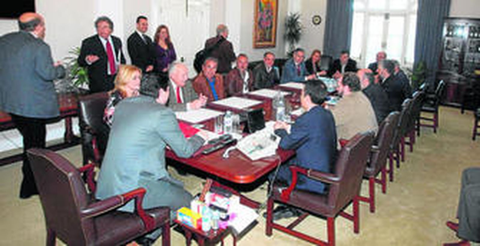 Un instante del encuentro mantenido entre pescadores y concejales de Algeciras y La Línea con Fabian Picardo y representantes de su Gobierno.