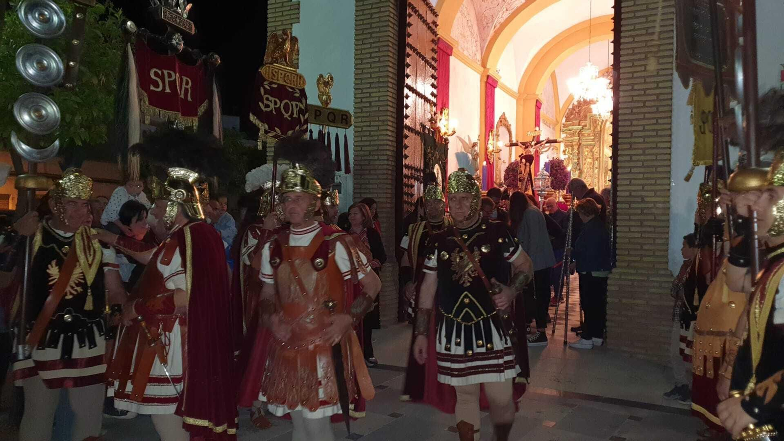 Lunes Santo en Castro del Río: La ofrenda floral de las escoltas romanas, en fotografías