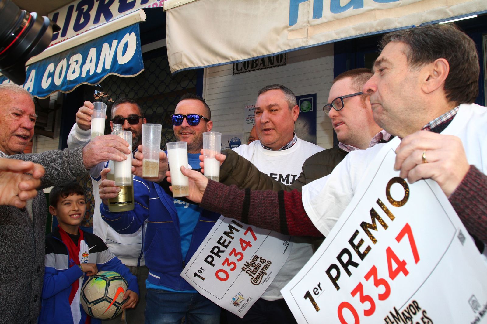Alegría en Huelva tras tocar por primera vez el gordo en la capital.