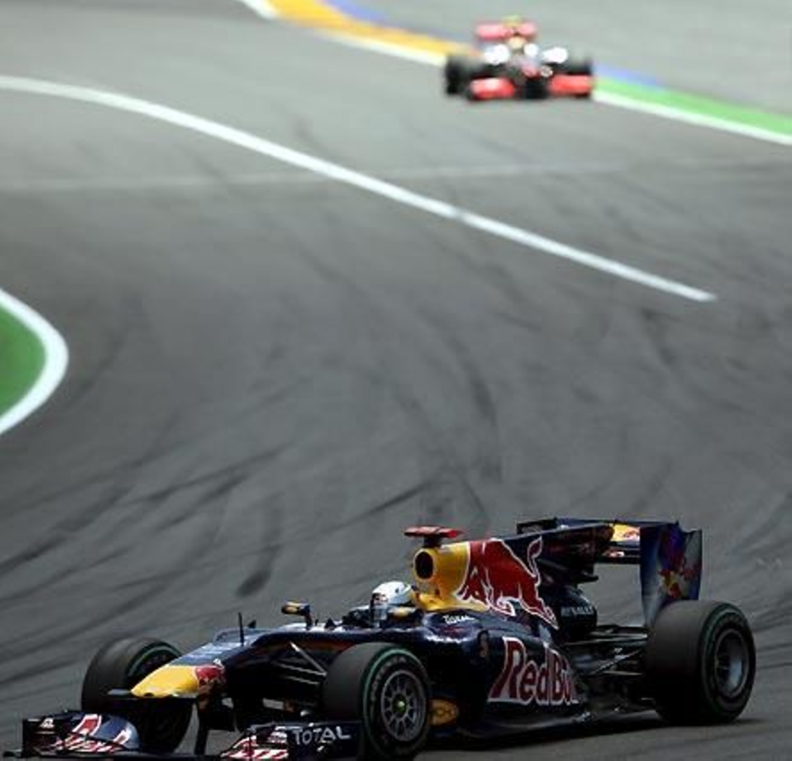 Sebastian Vettel (Red Bull), seguido por el McLaren de Lewis Hamilton.

Foto: Afp Photo / Reuters / Efe