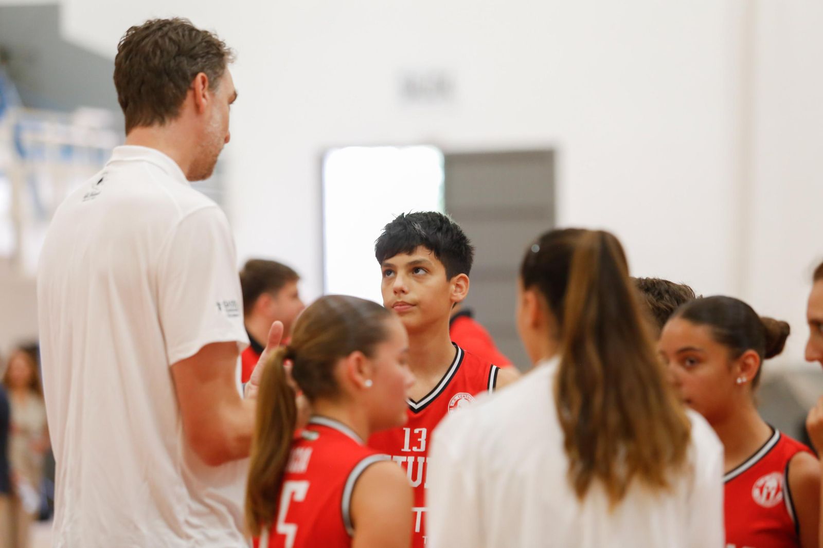 Fotos del encuentro de Pau Gasol con niños en el pabellón de San Roque