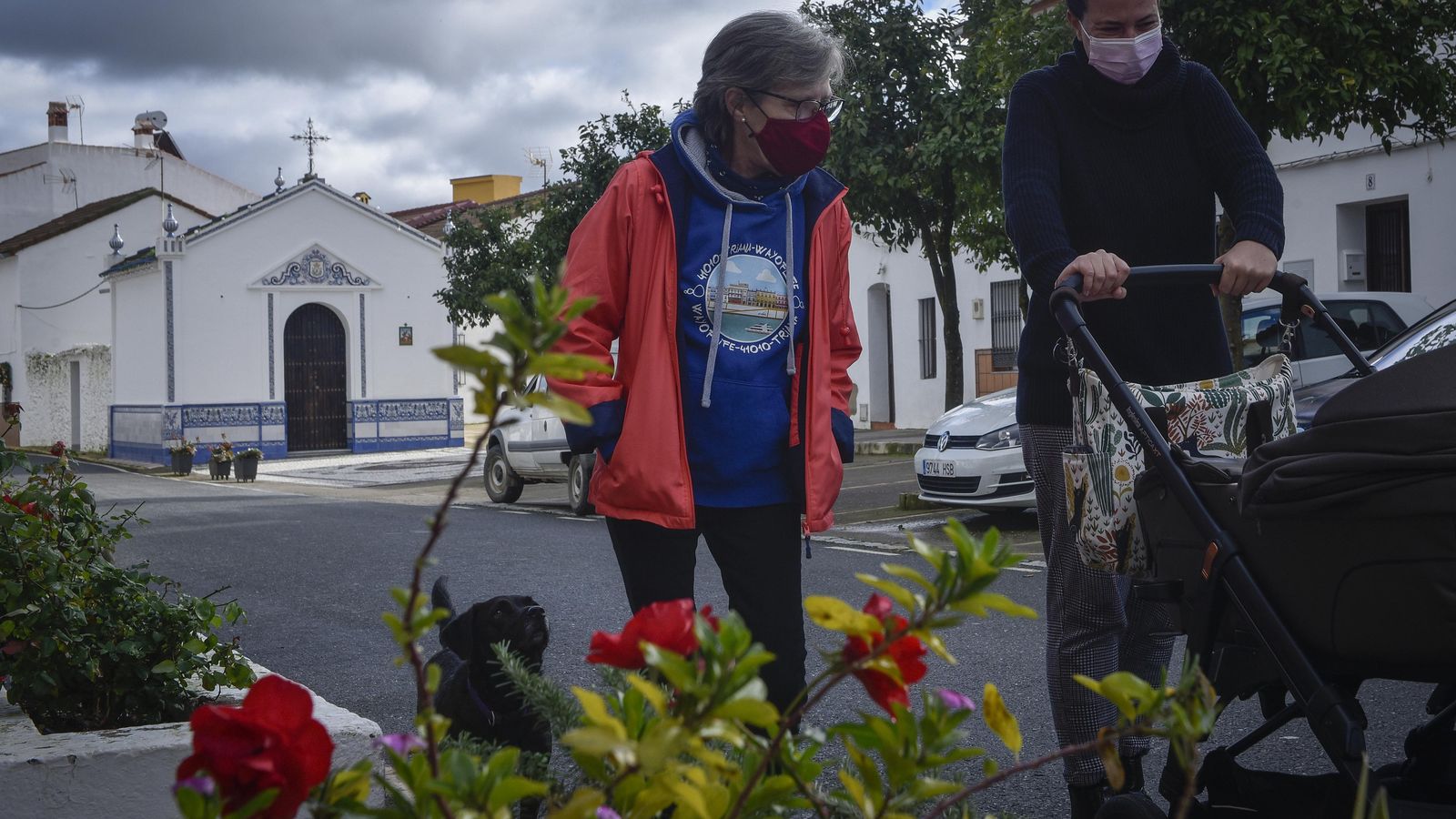 Marga, que ha dejado su calle Betis para vivir en El Madroño, saluda a Sandra y a su hijo Luca, uno de los tres niños que han nacido en 2020 en El Madroño.