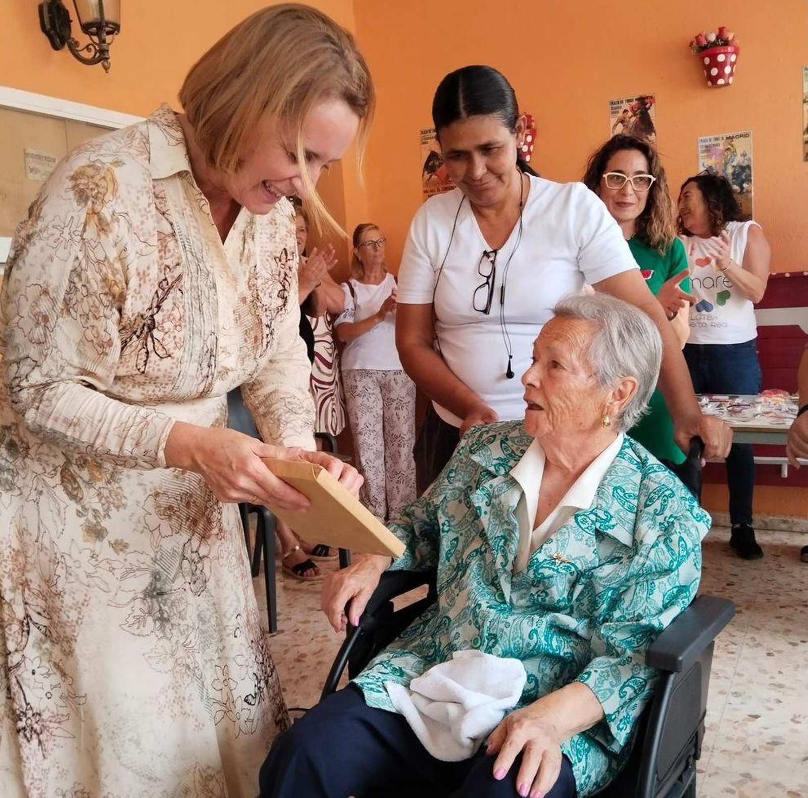 Aurora Salvador entregó el reconocimiento a Rosario