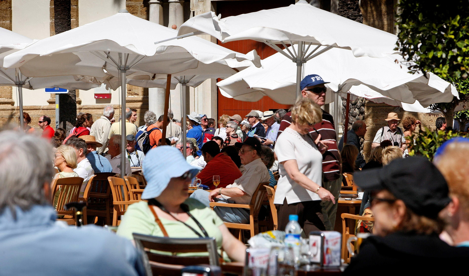 Locales de hostelería llenos de turistas en una plaza de Cádiz.