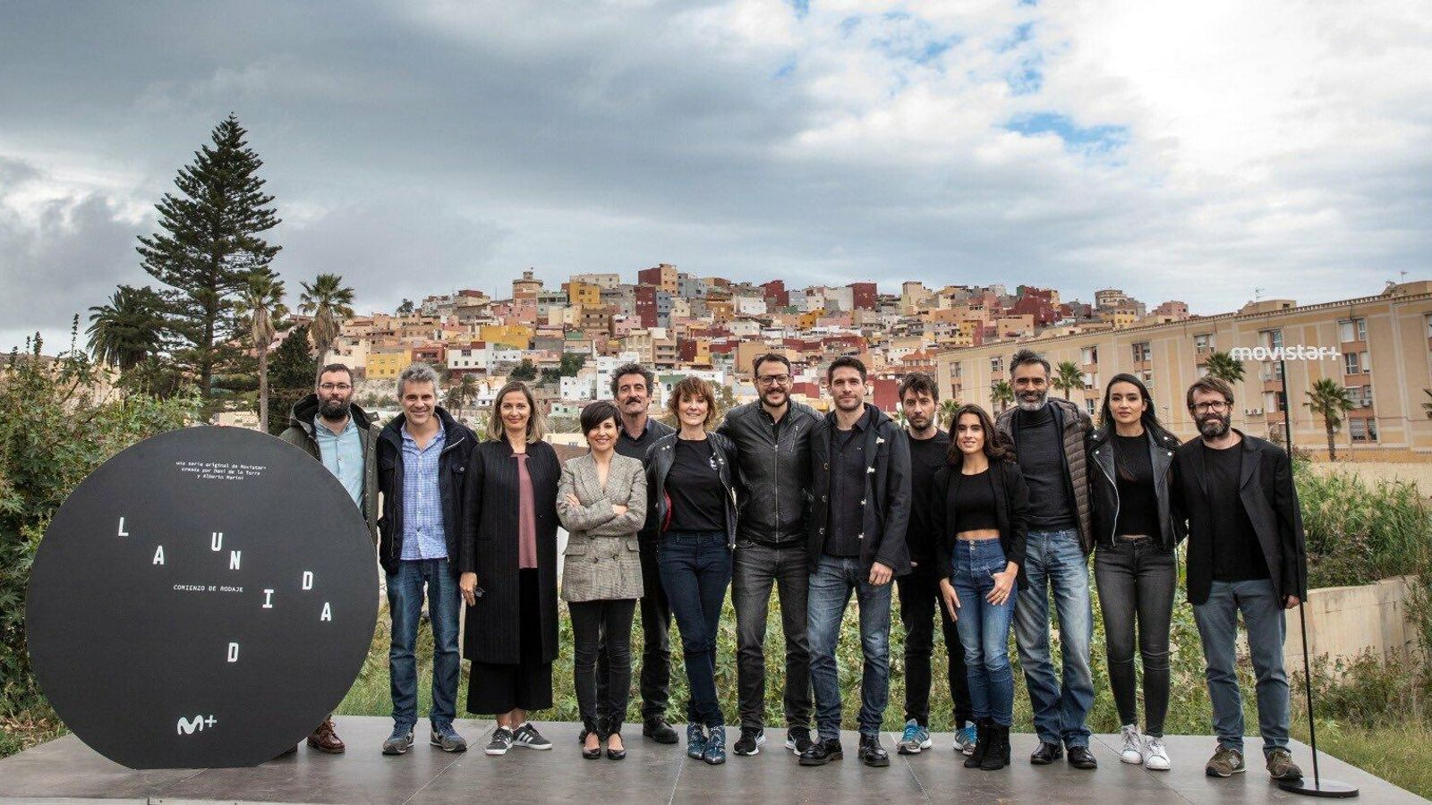 El elenco y el equipo principal de Dani de la Torre de 'La Unidad', ante el perfil melillense
