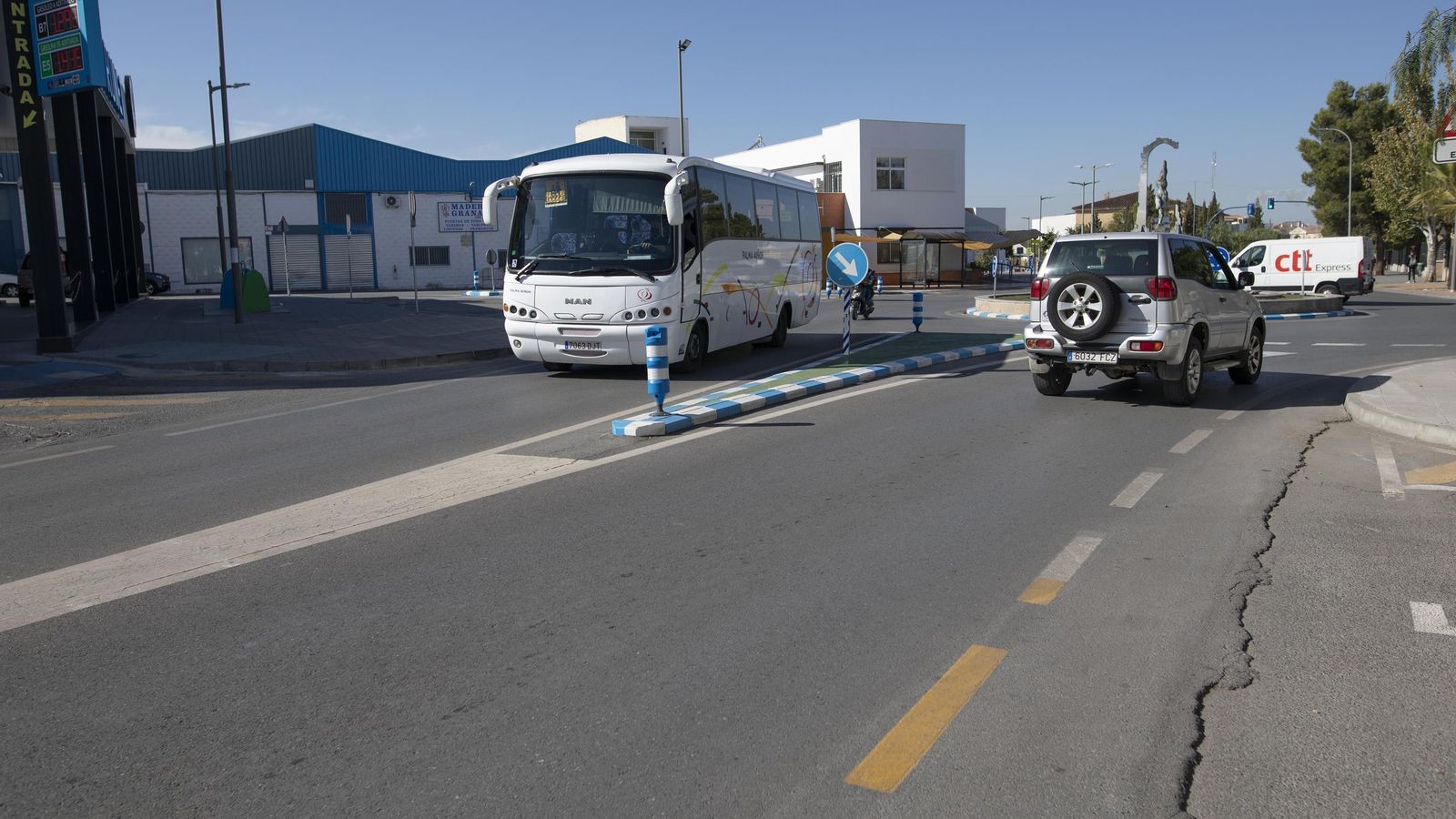 Entrada a Churriana de la Vega por la GR-3304, lugar por el que transcurriría el Metro y donde se encuentran centros escolares, sanitarios y culturales