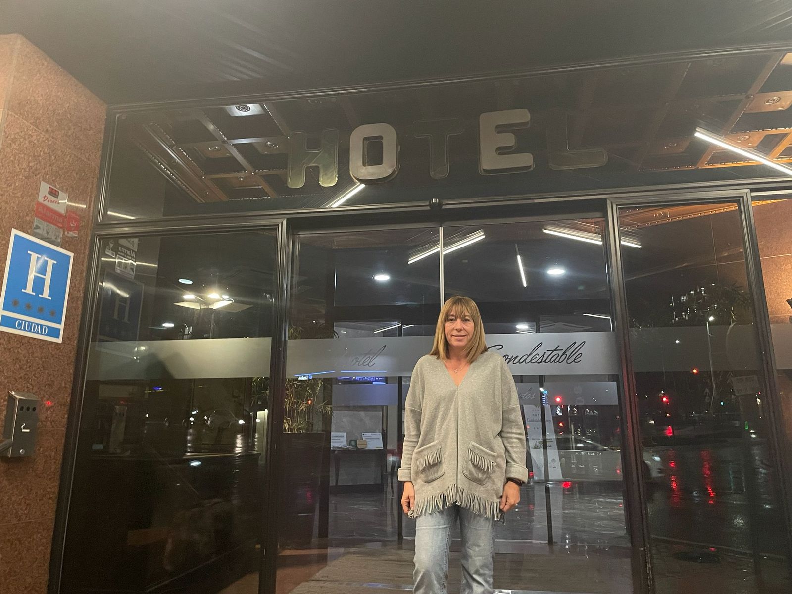 Vecina a las puertas del Hotel Condestable