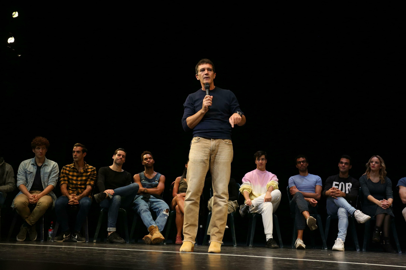 Antonio Banderas, con el elenco de 'A Chorus Line', este martes, tras la función para la prensa.