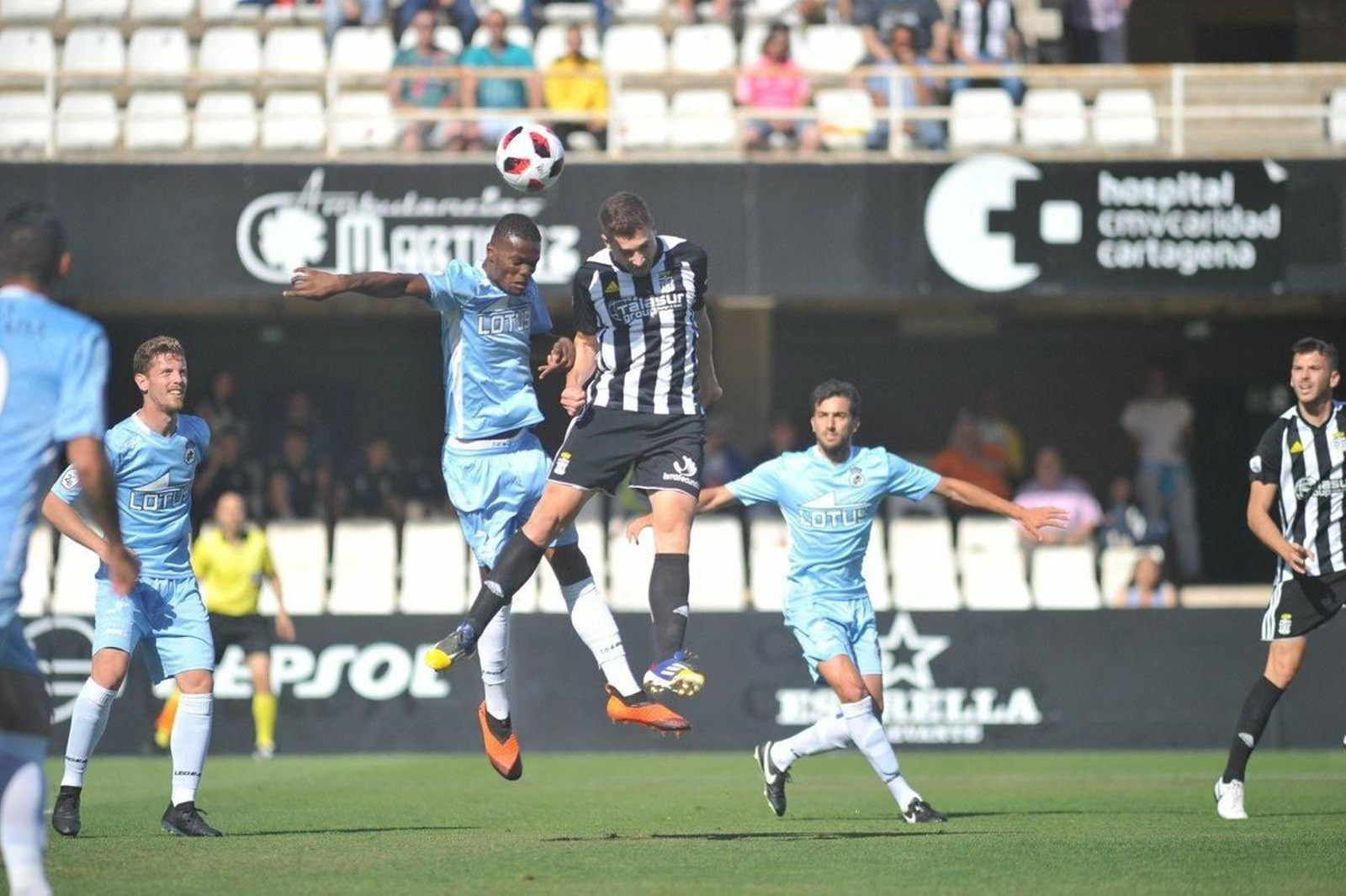 Kibamba salta con un adversario