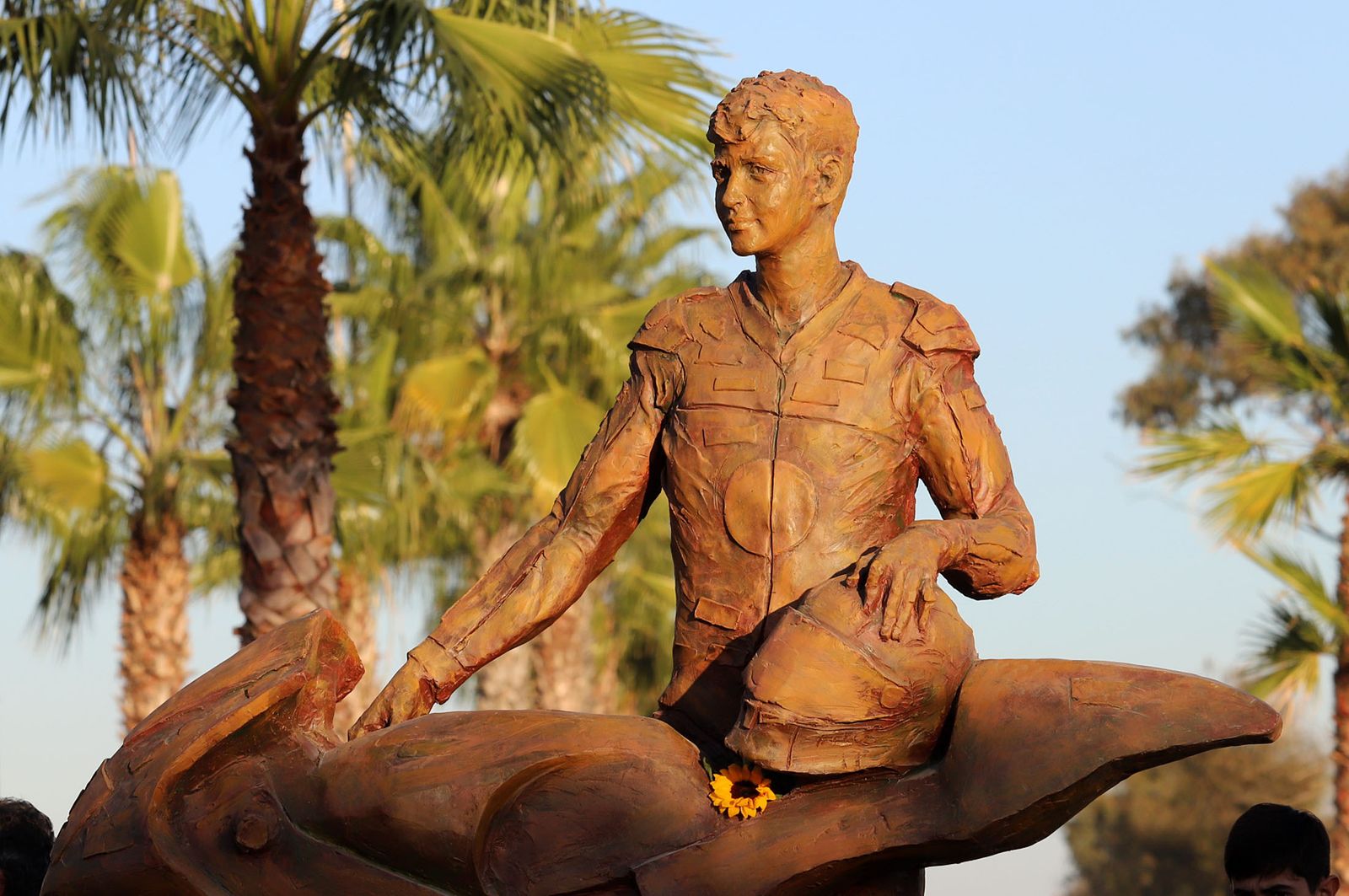 Imágenes del monumento a Súper Hugo en la rotonda frente al Nuevo Colombino