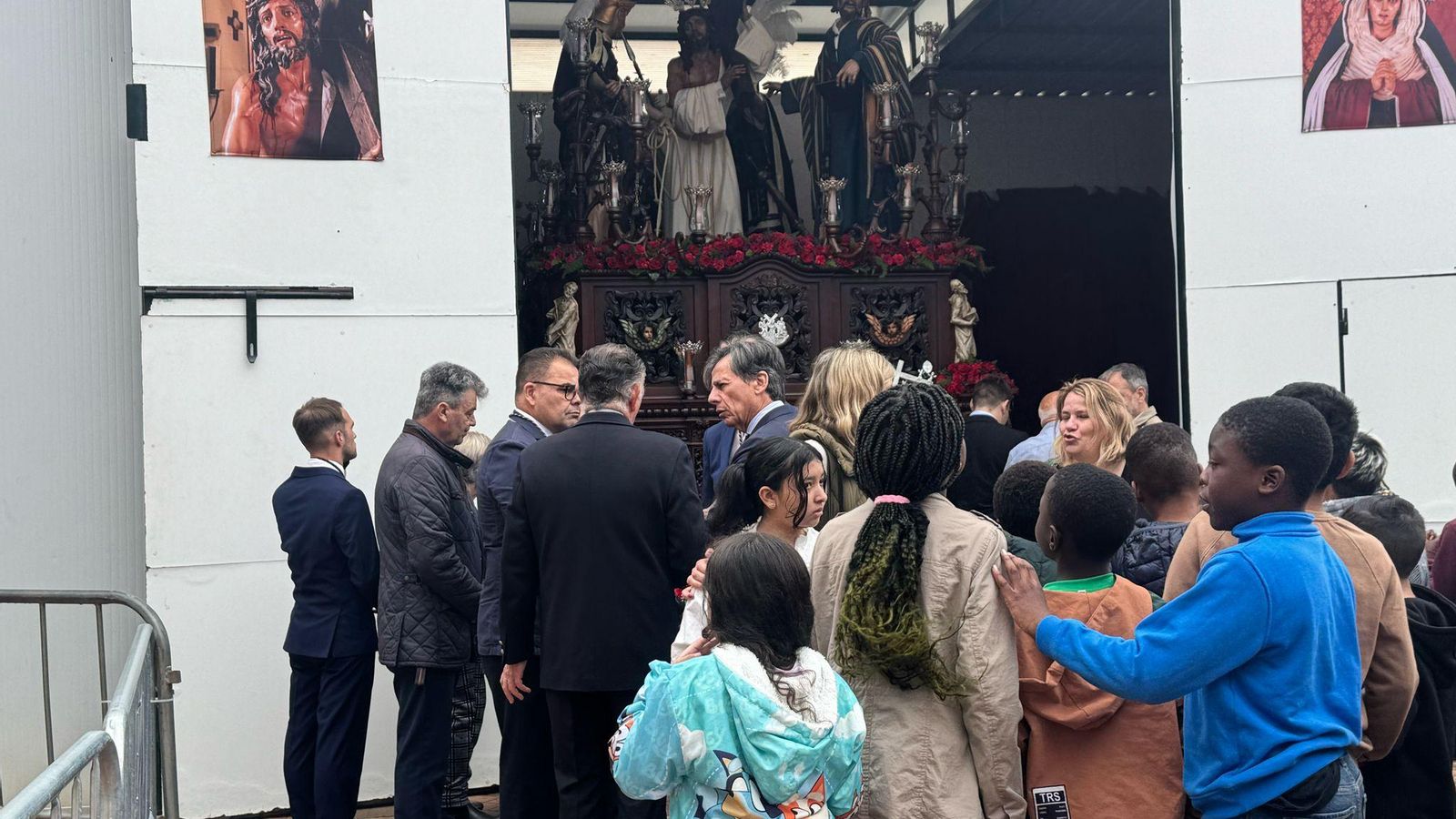 Los colegios acudieron a ver el paso de Bendición y Esperanza