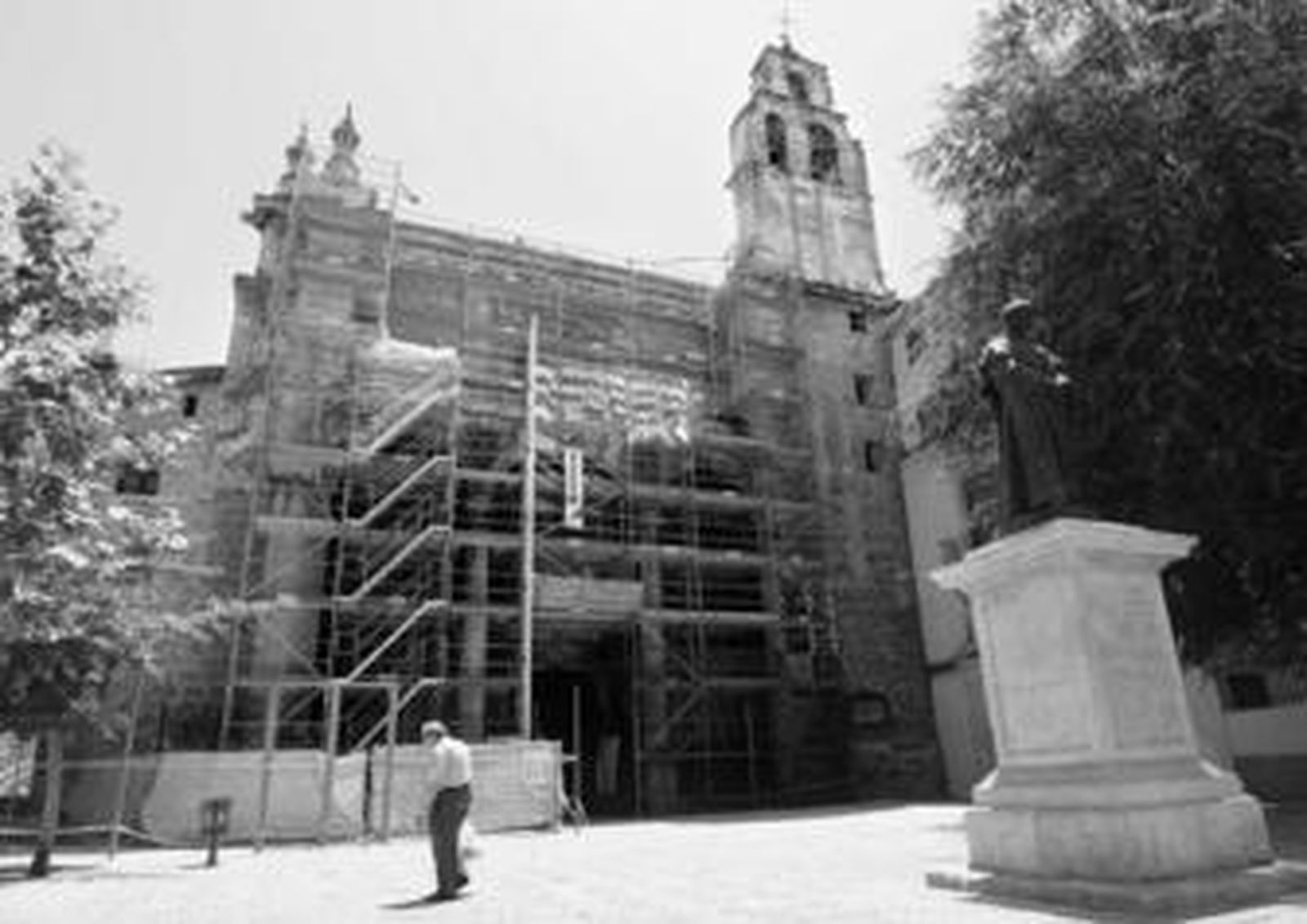 La iglesia de Santo Domingo, de autor desconocido, fue construida en el siglo XVI y se integra en la plaza del mismo nombre.