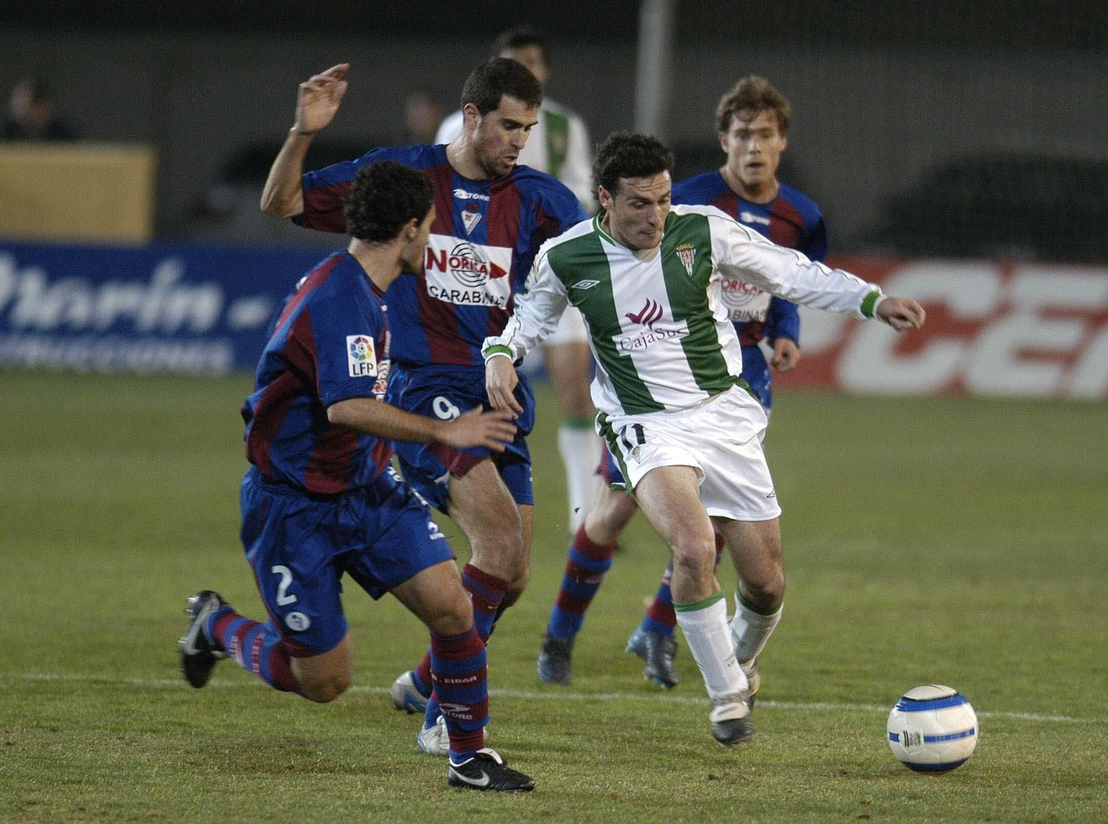 El blanquiverde Txiki es presionado por varios jugadores del Eibar en el duelo de 2005.