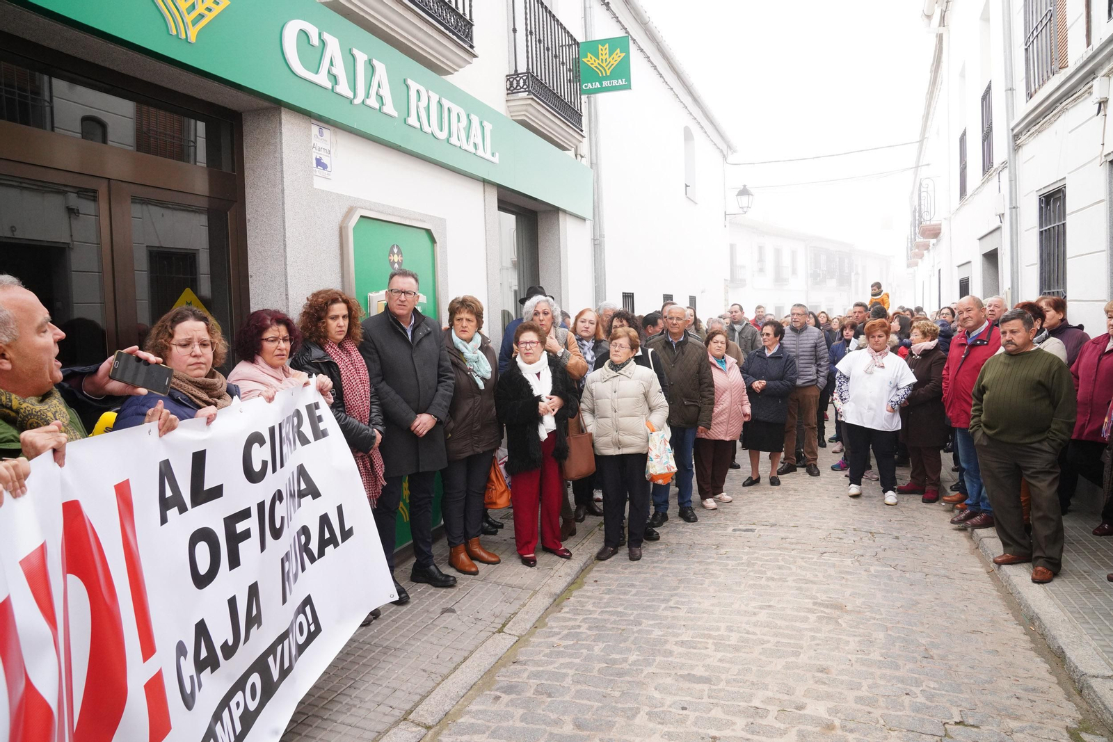 Un momento de la manifestación a las puertas de la sucursal de la caja. Un momento de la manifestación a las puertas de la sucursal de la caja.