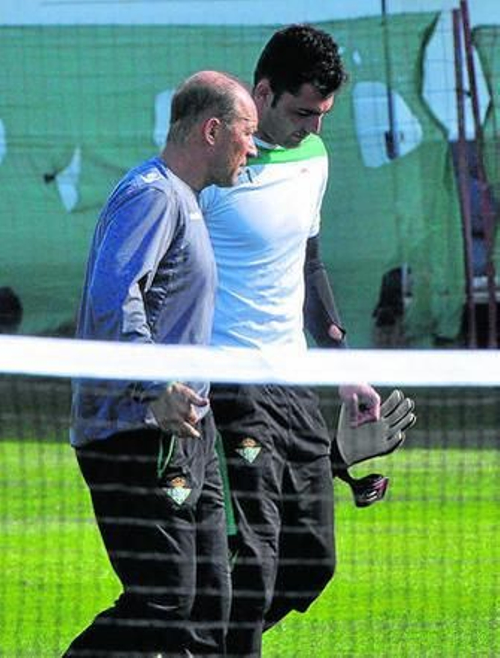 Calderón le habla al oído al guardameta Adán.