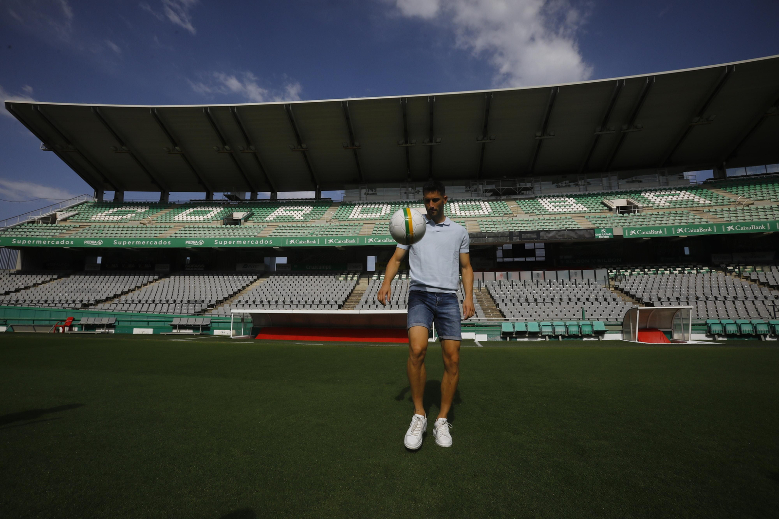 Las mejores fotos de la presentación de Carlos Albarrán con el Córdoba CF