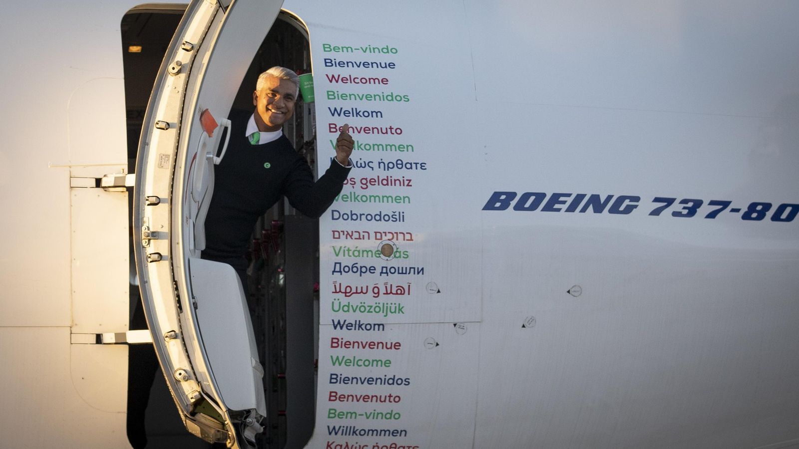 Llegada al aeropuerto el primer vuelo entre Amsterdam y Granada