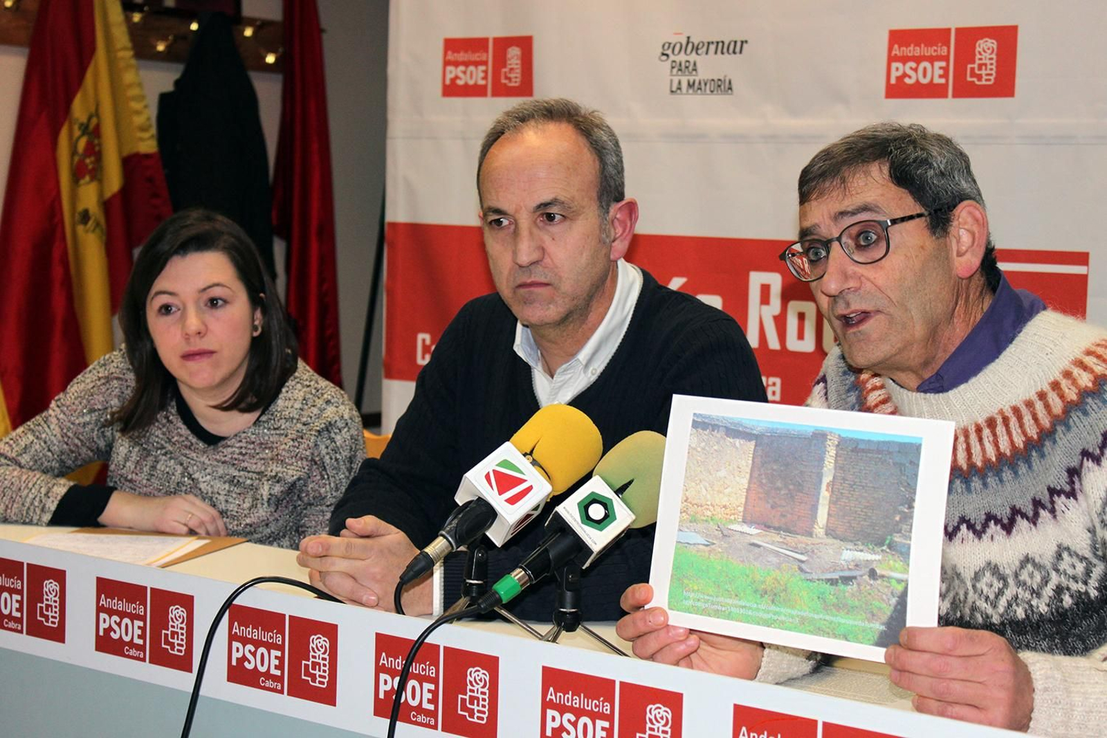 Los concejales socialistas muestran una imagen de la zona estudiada.