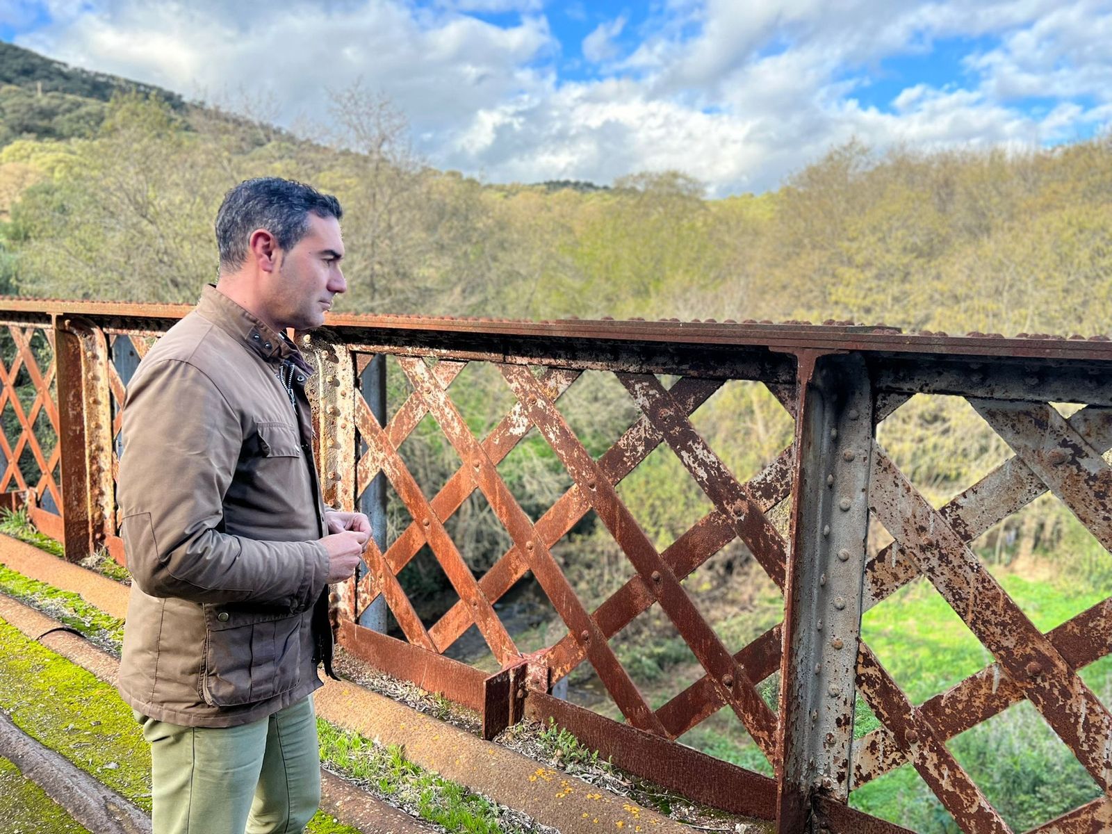 El concejal de Urbanismo, Pablo García, en el Puente de Hierro de Los Barrios.