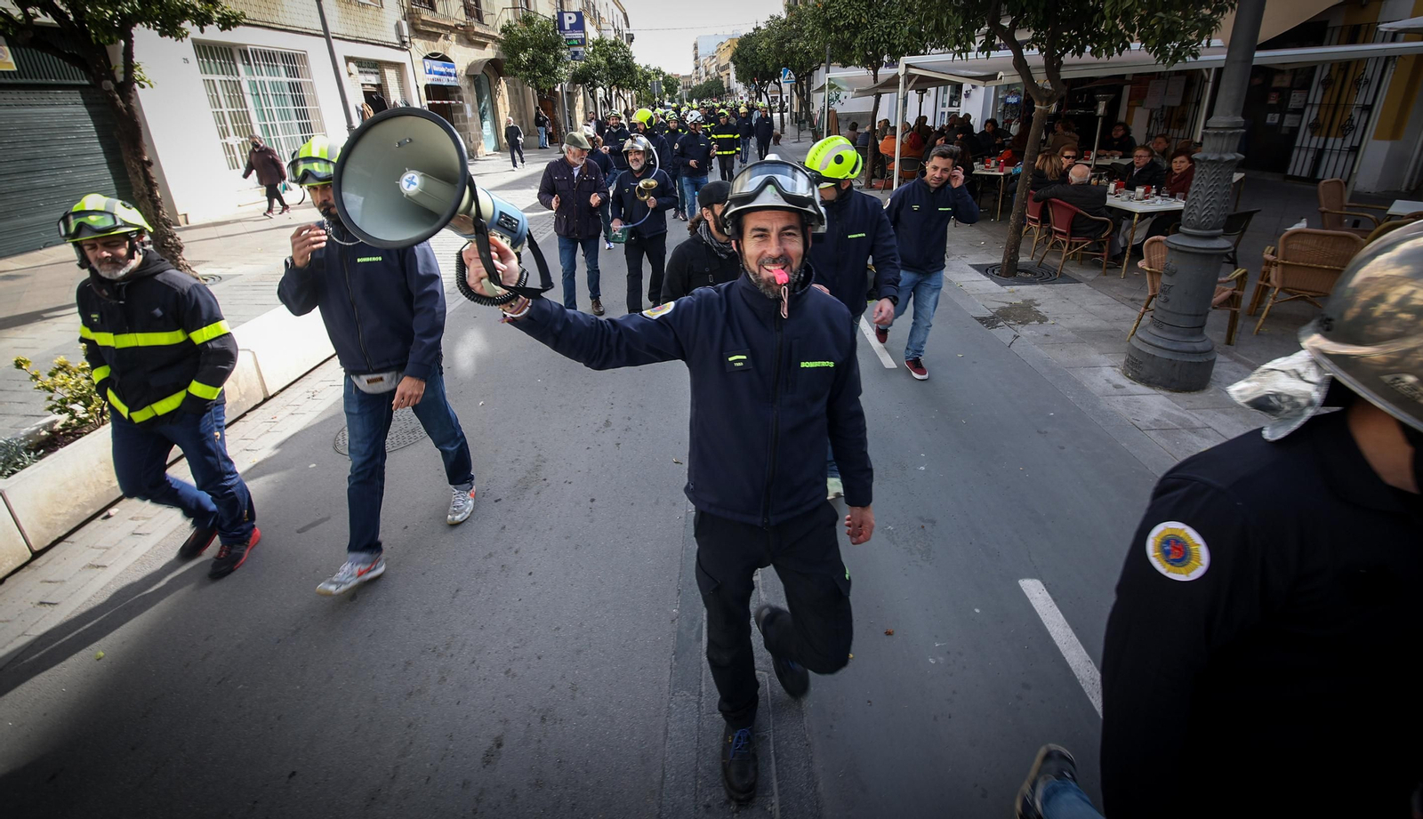 Los bomberos de Jerez marchan hasta el Ayuntamiento