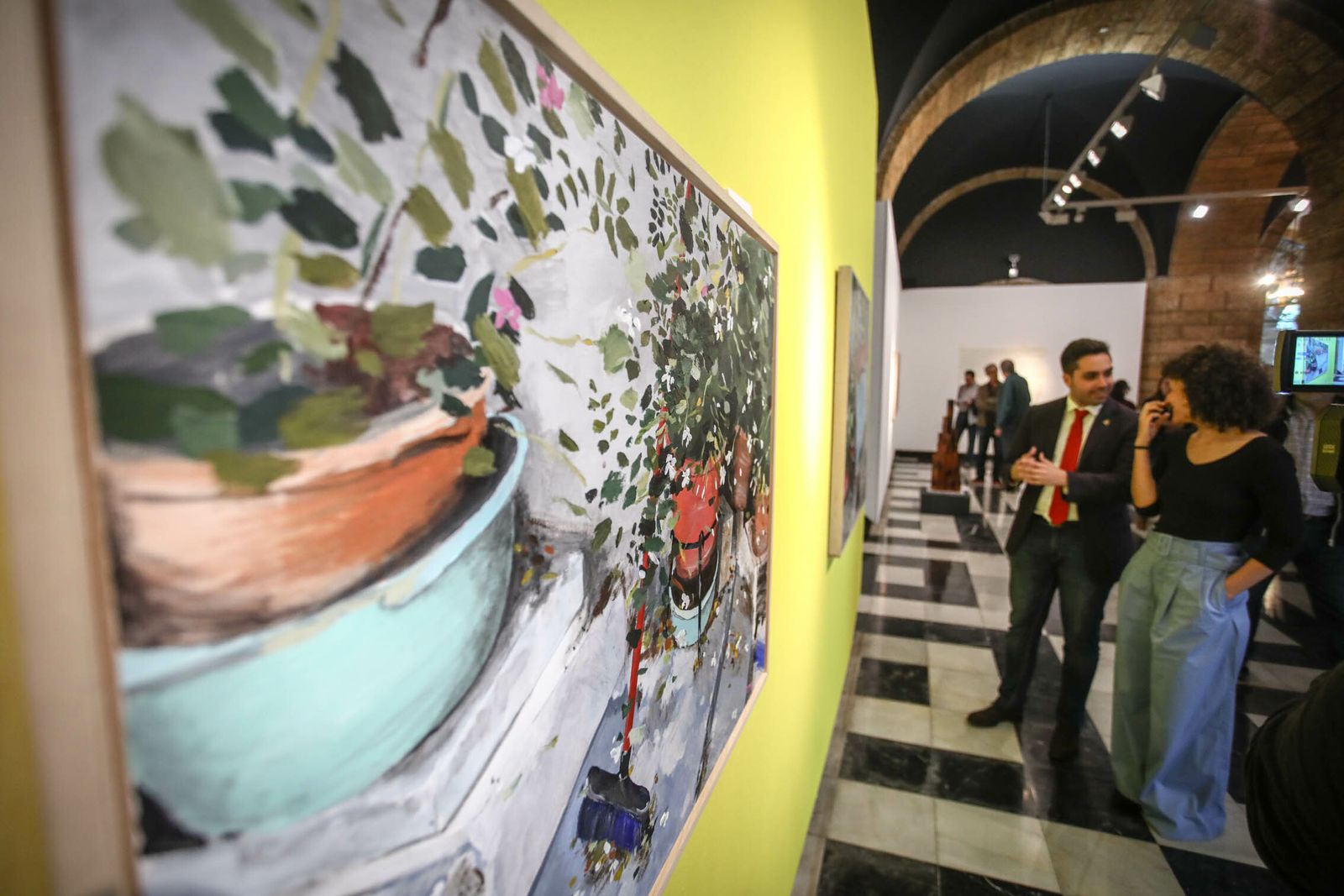 Una imagen de la exposición, con un acrílico de Patricia Rivero en primer plano.