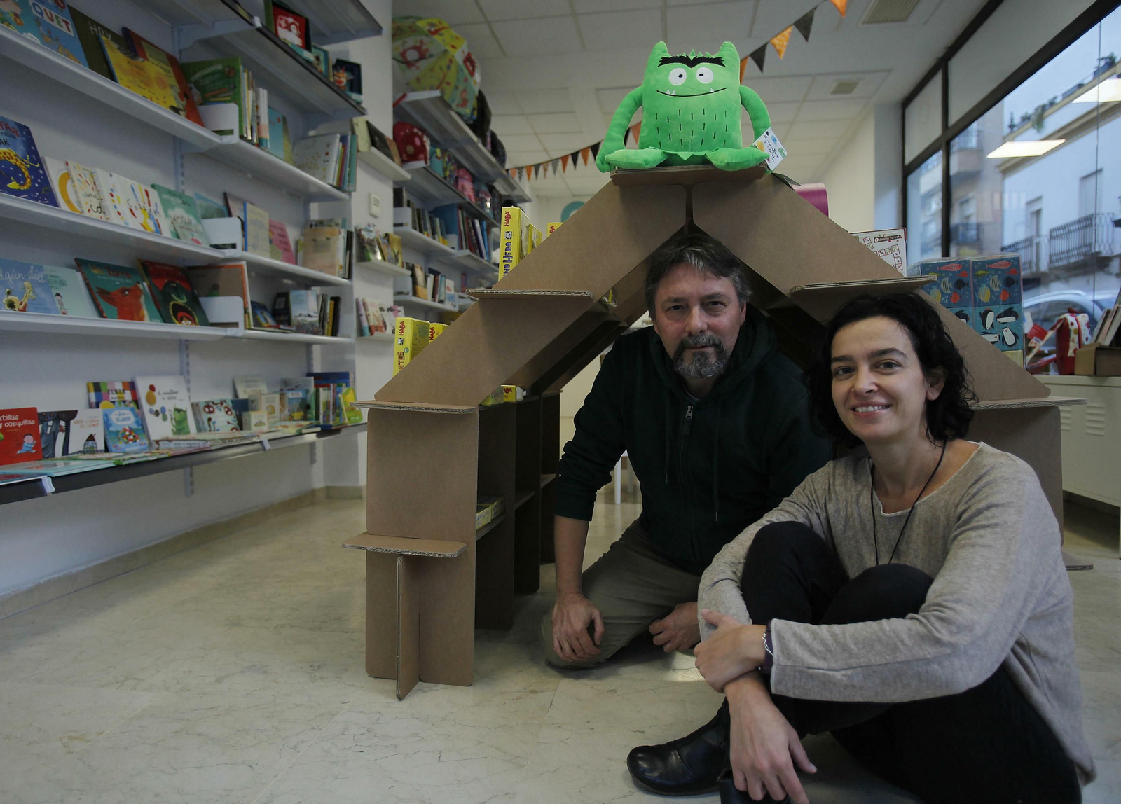 Jorge Fernñandez y Rocío Domónguez, de la librería infantil y juvenil Fabulando.
